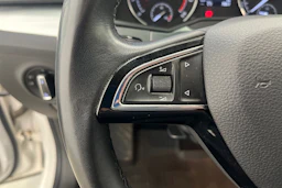 valkoinen Skoda Superb 2019 kuva 12.