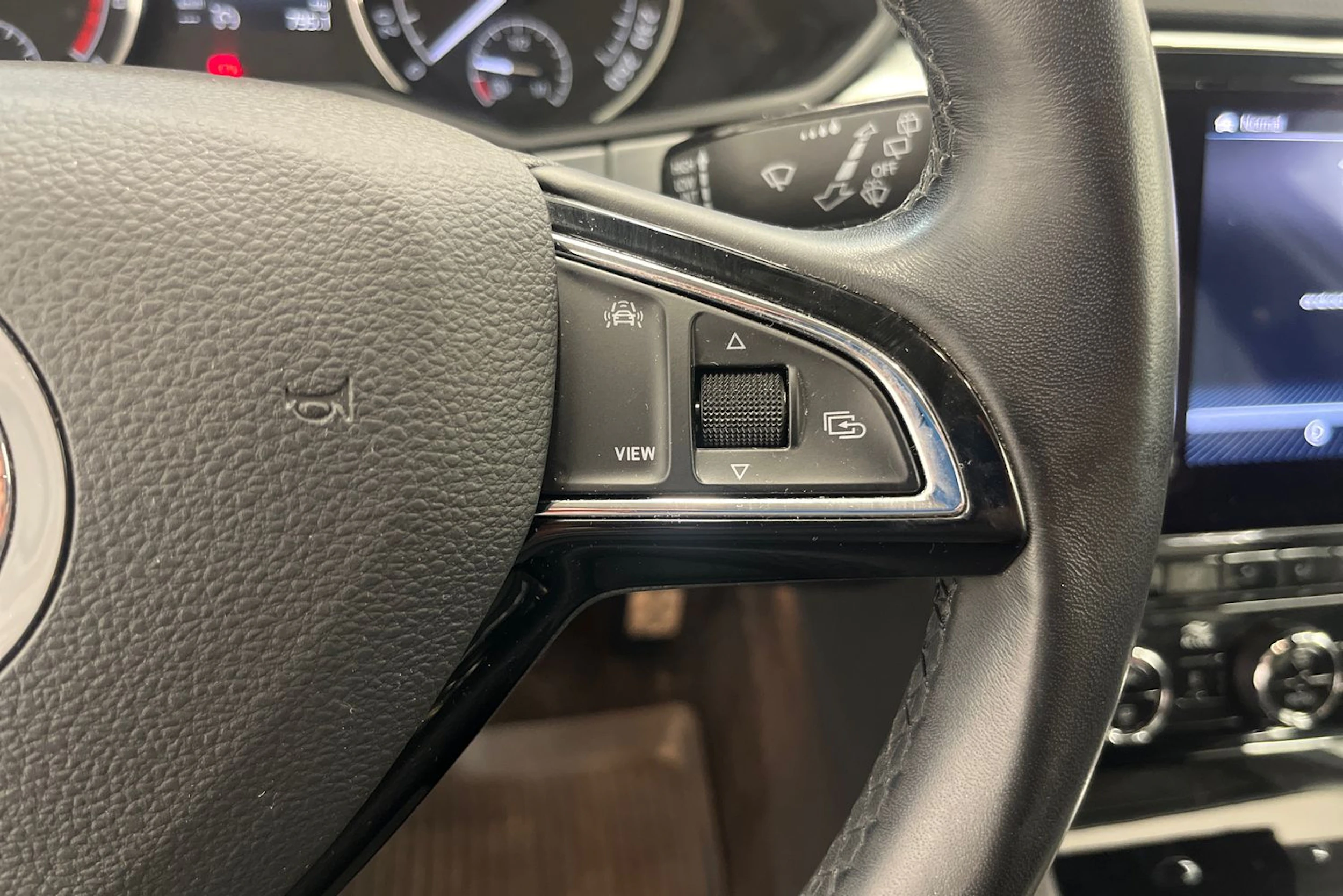 valkoinen Skoda Superb 2019 kuva 13.