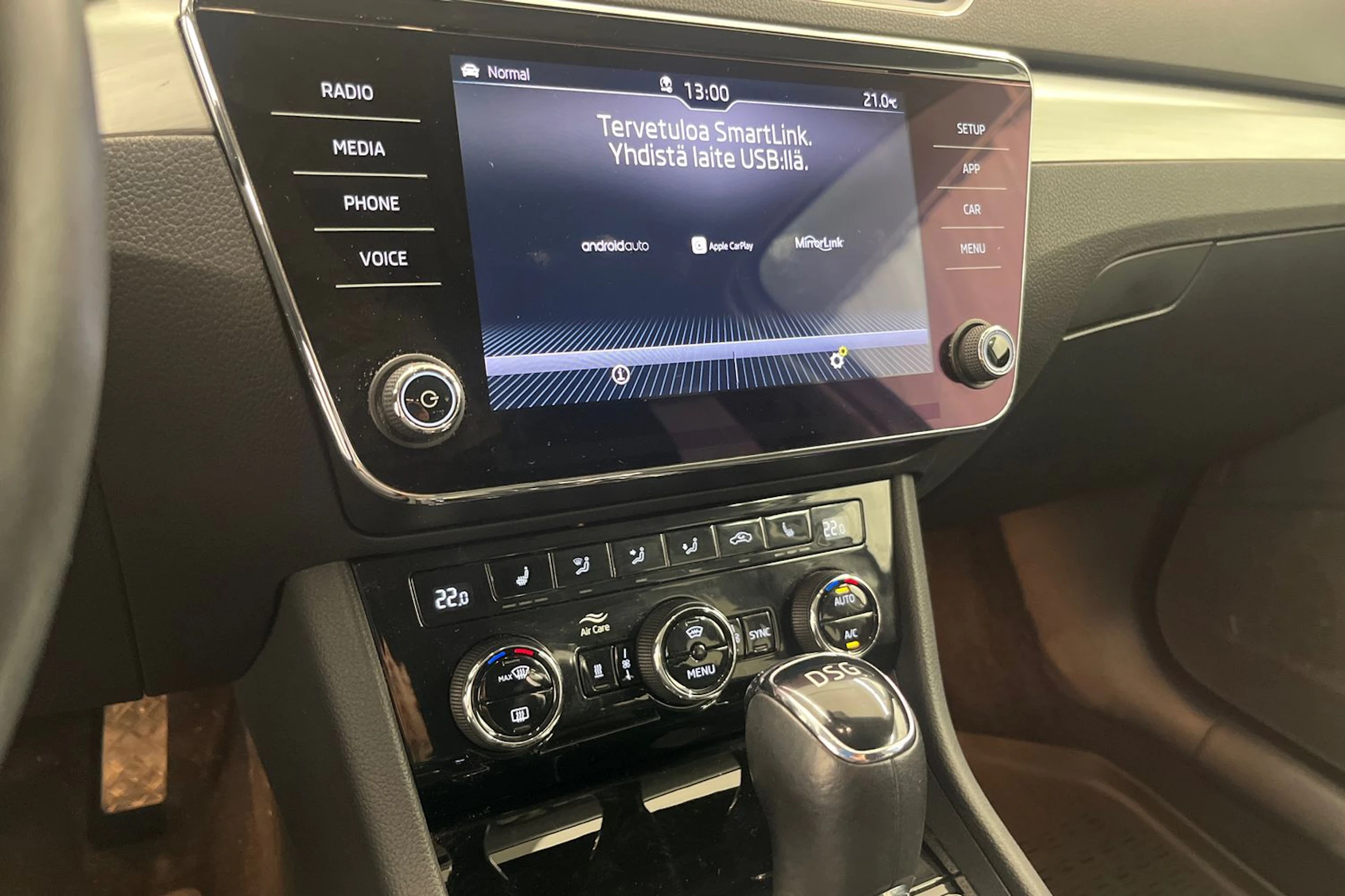 valkoinen Skoda Superb 2019 kuva 15.