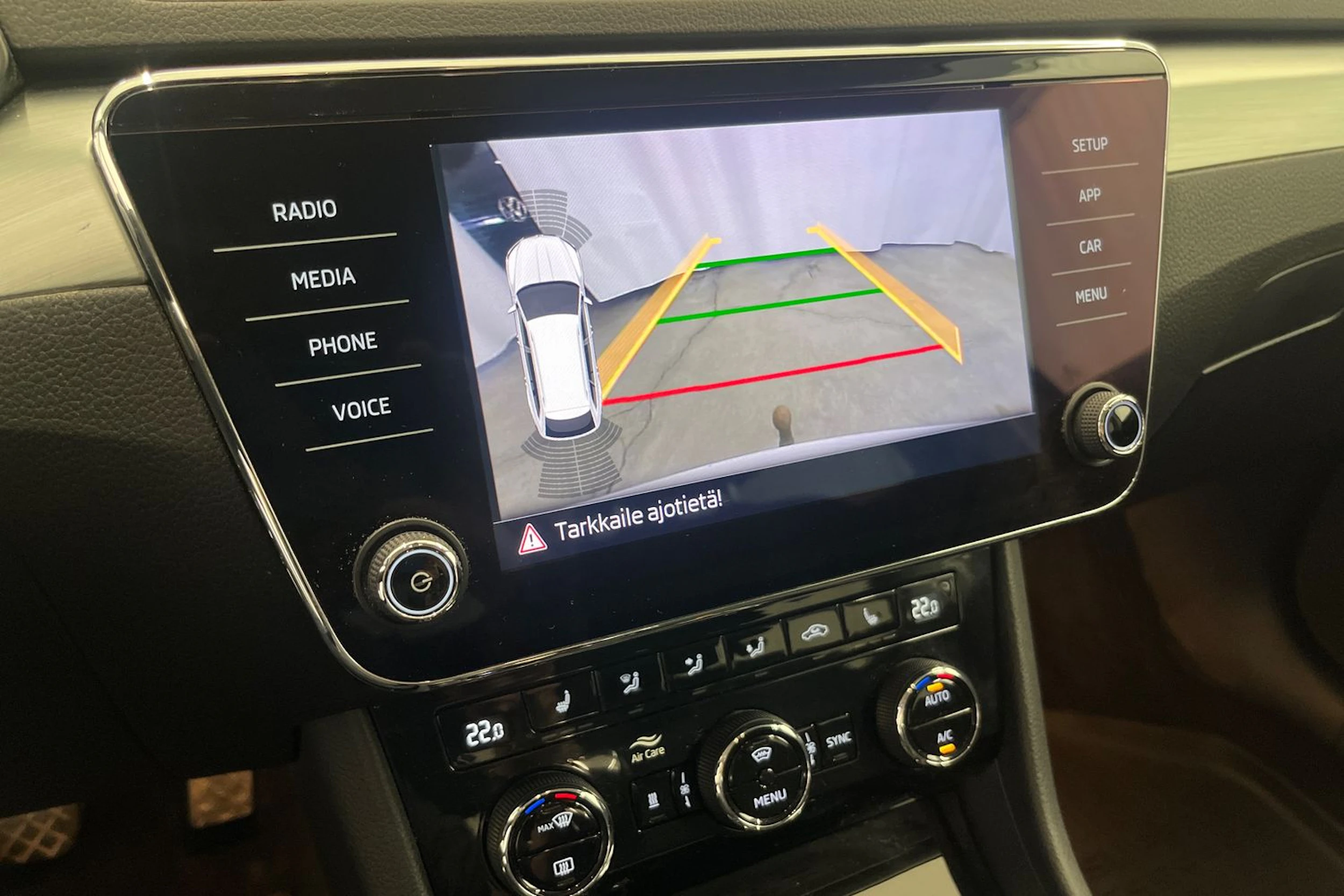 valkoinen Skoda Superb 2019 kuva 16.