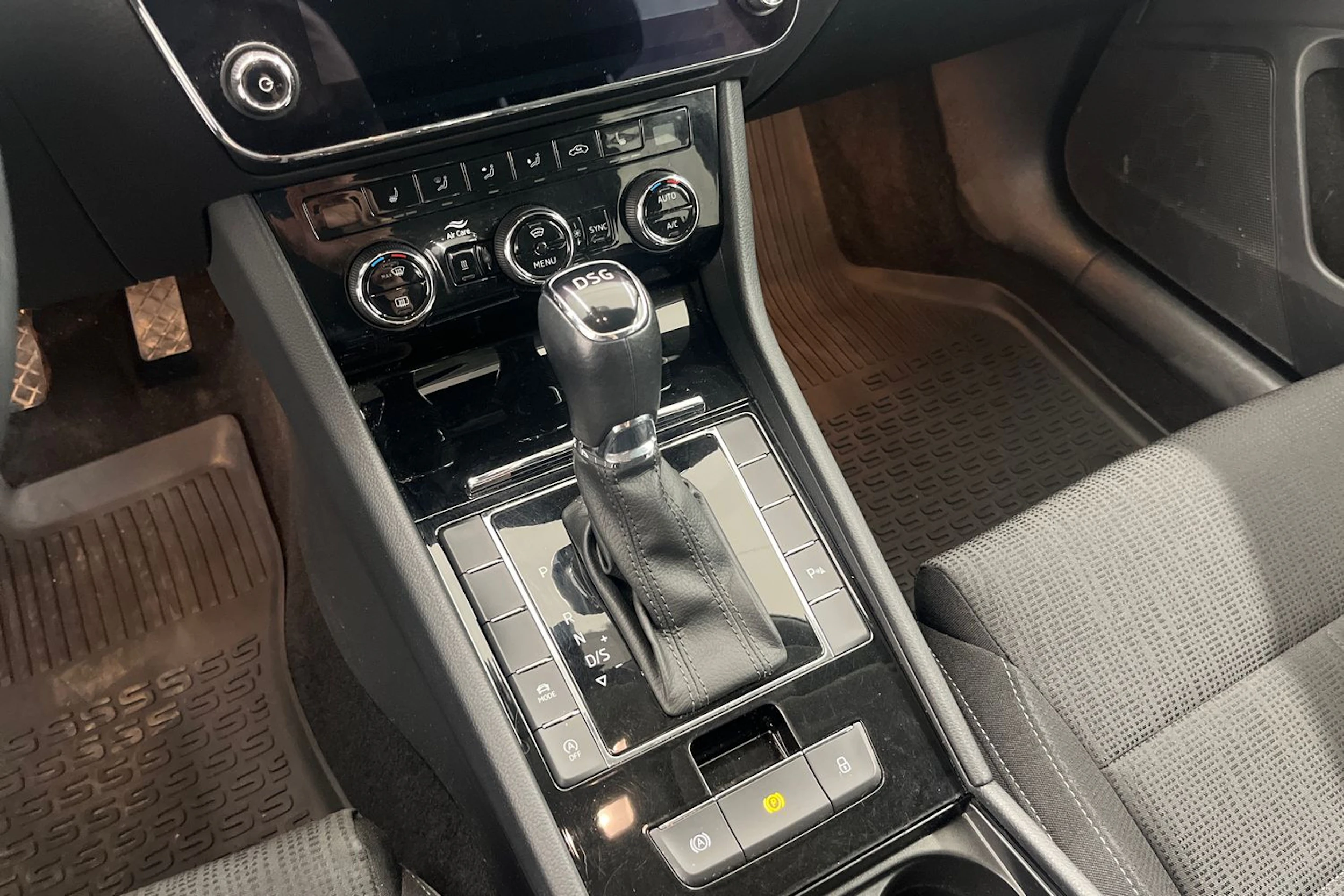 valkoinen Skoda Superb 2019 kuva 17.