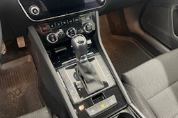 valkoinen Skoda Superb 2019 kuva 17.