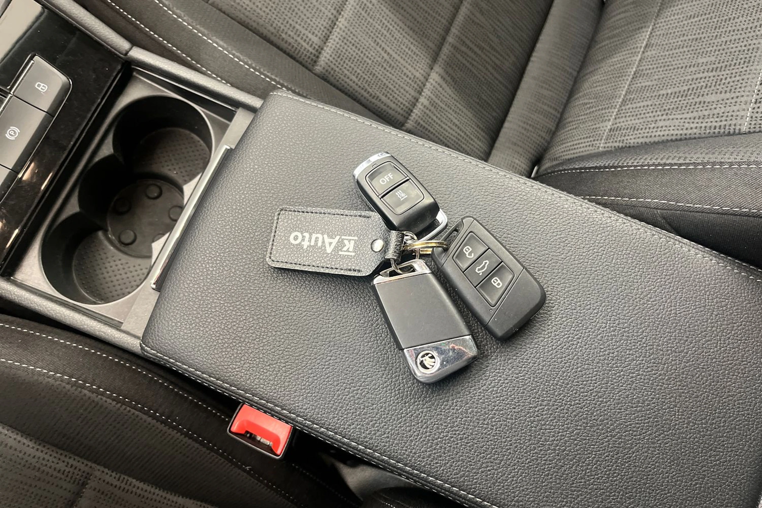 valkoinen Skoda Superb 2019 kuva 18.