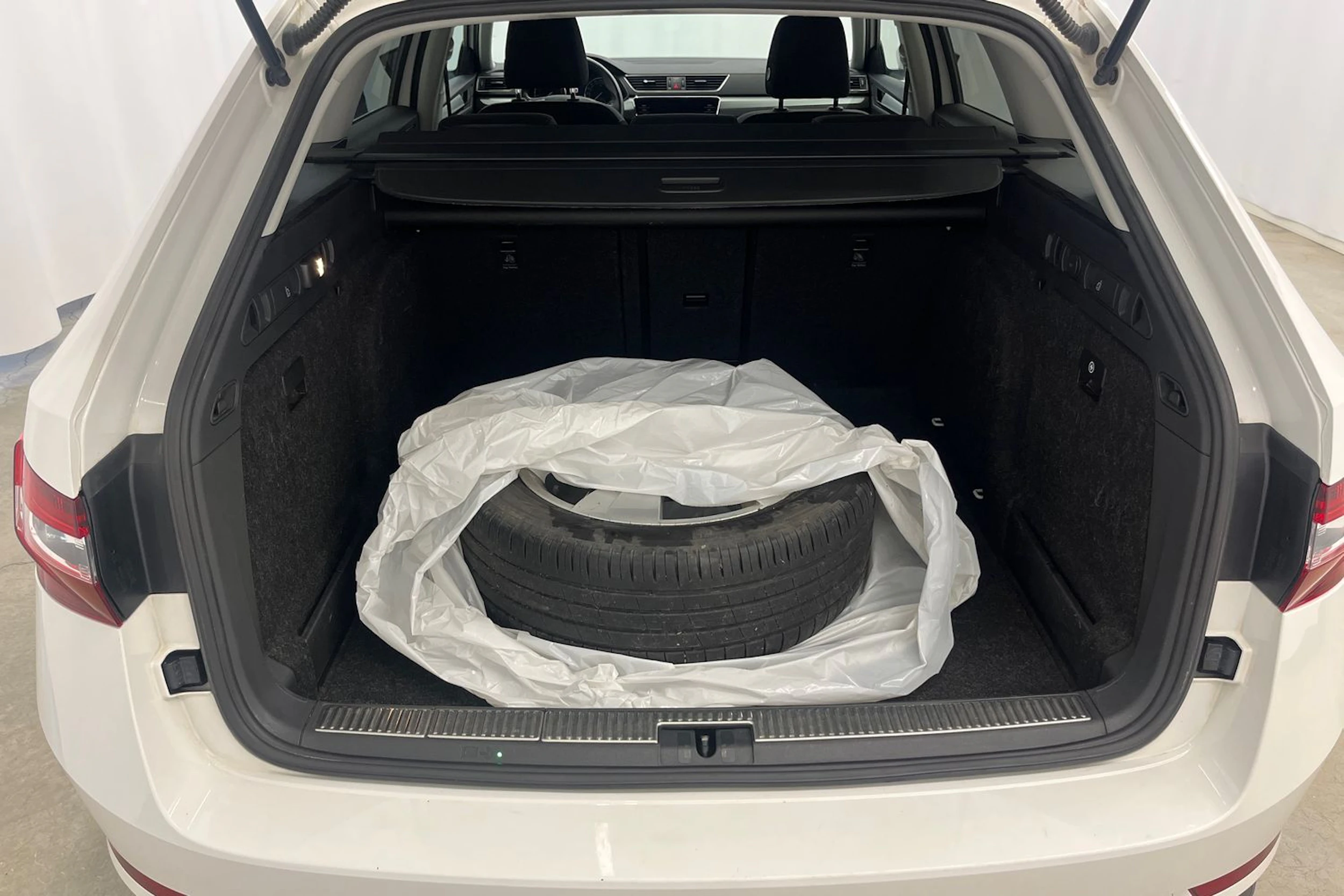 valkoinen Skoda Superb 2019 kuva 21.