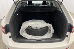 valkoinen Skoda Superb 2019 kuva 21.