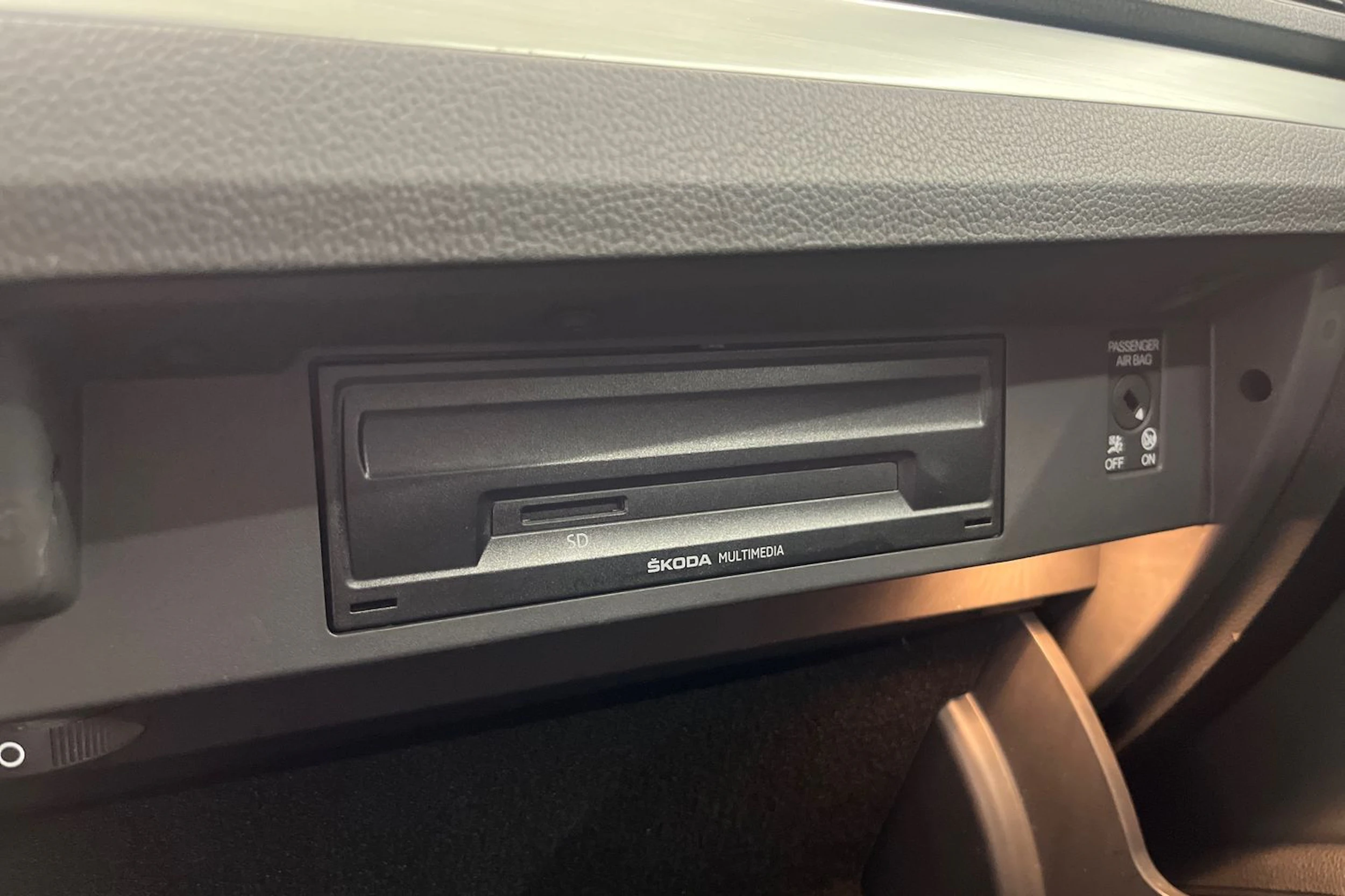 valkoinen Skoda Superb 2019 kuva 23.