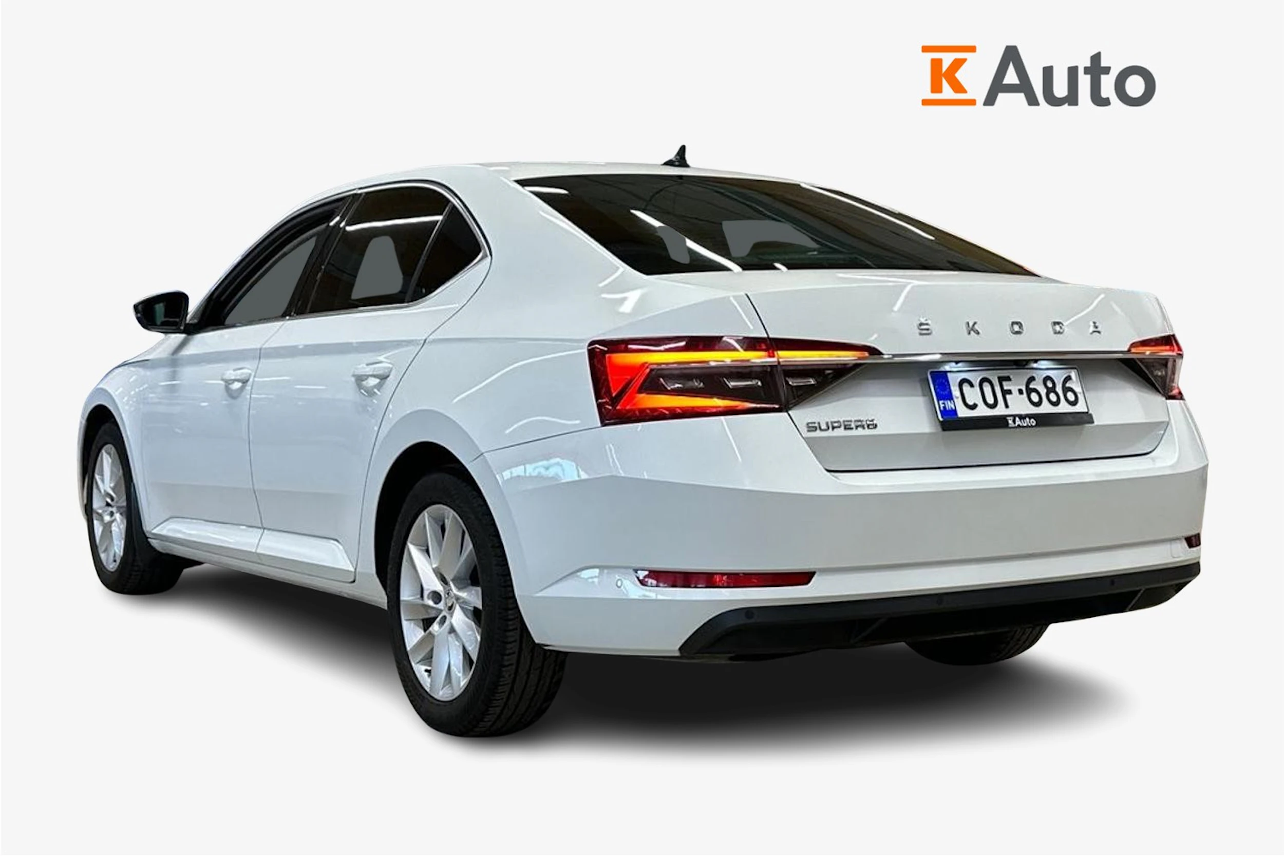 valkoinen Skoda Superb 2020 kuva 3.