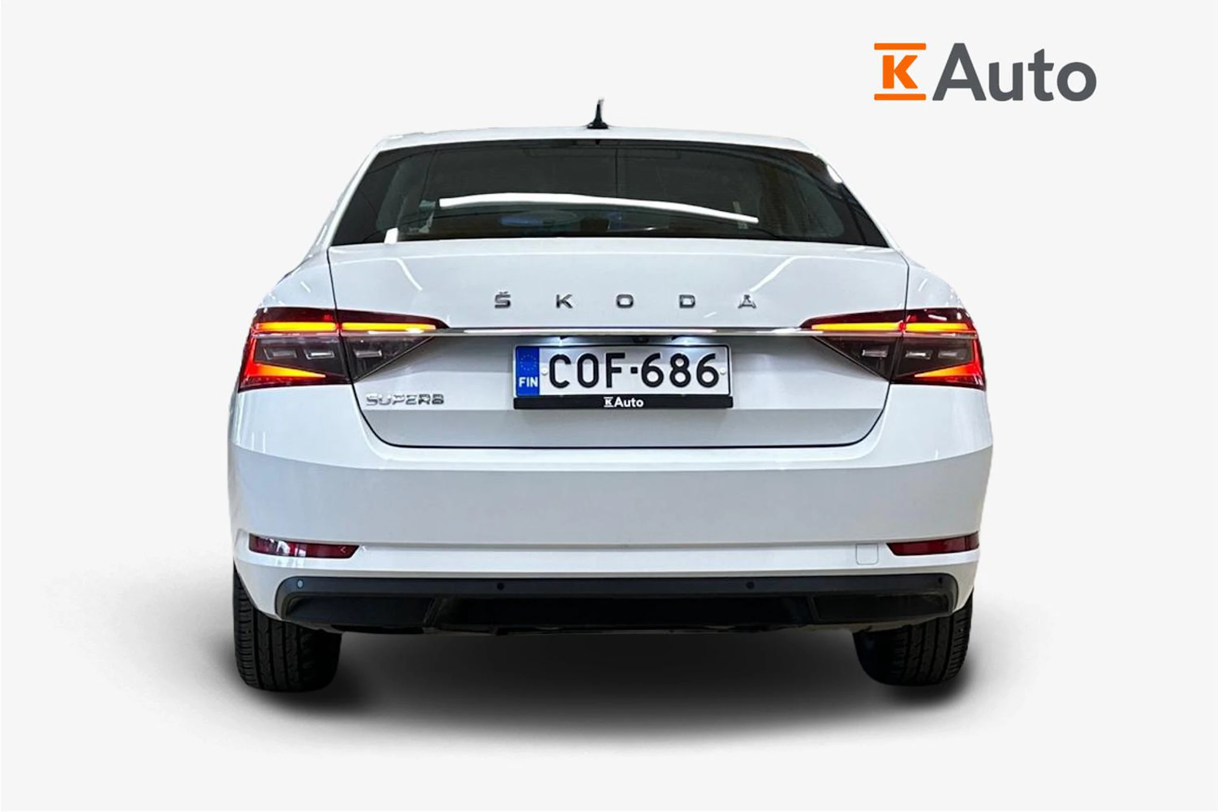 valkoinen Skoda Superb 2020 kuva 4.