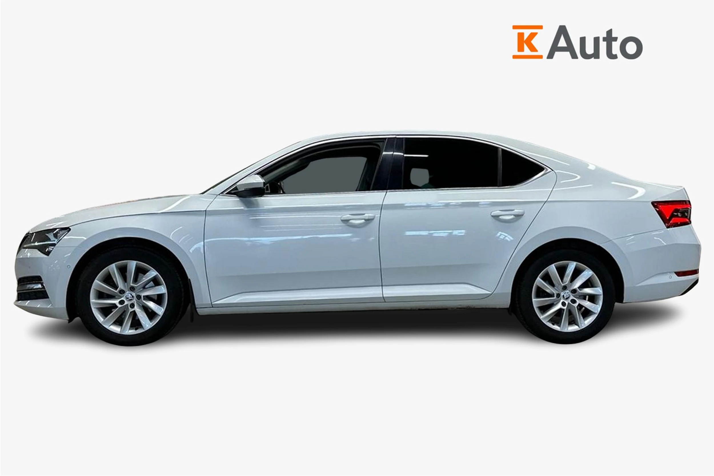 valkoinen Skoda Superb 2020 kuva 7.