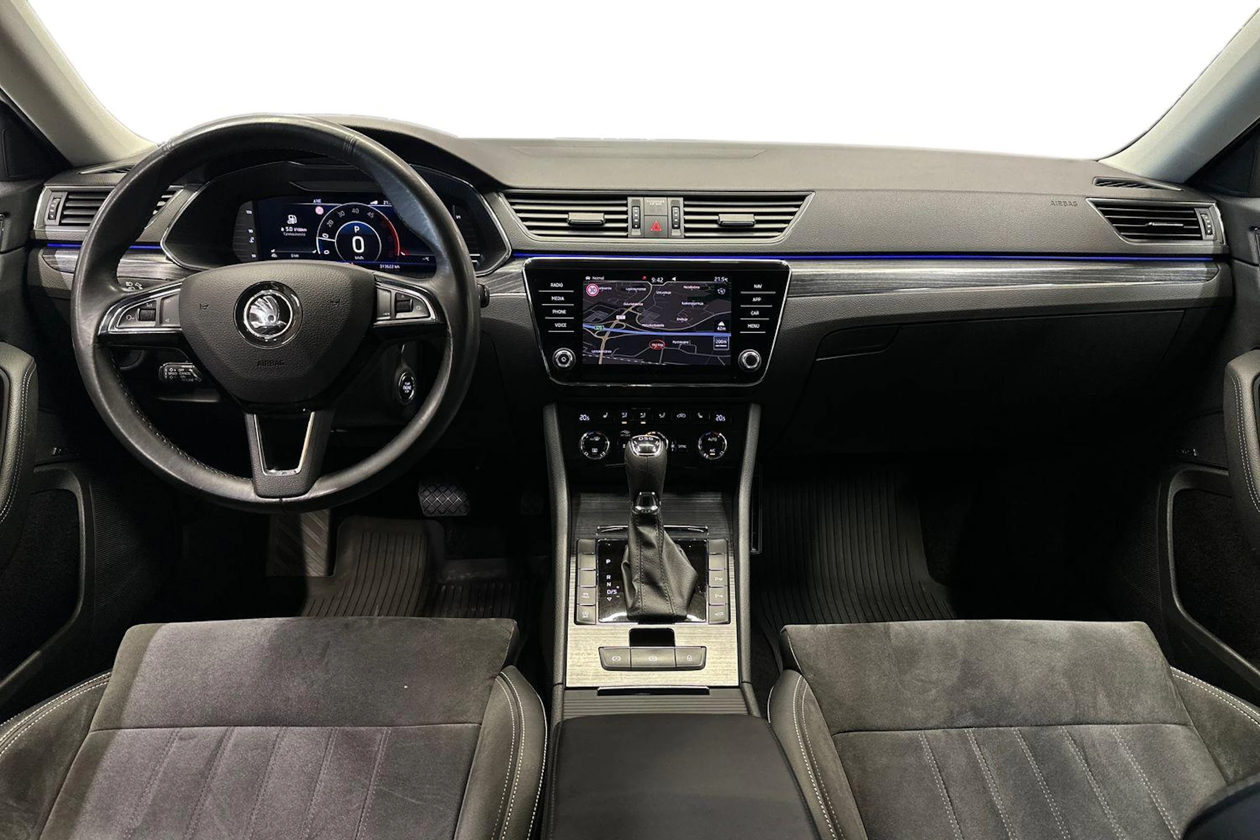 valkoinen Skoda Superb 2020 kuva 9.