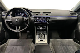 valkoinen Skoda Superb 2020 kuva 9.