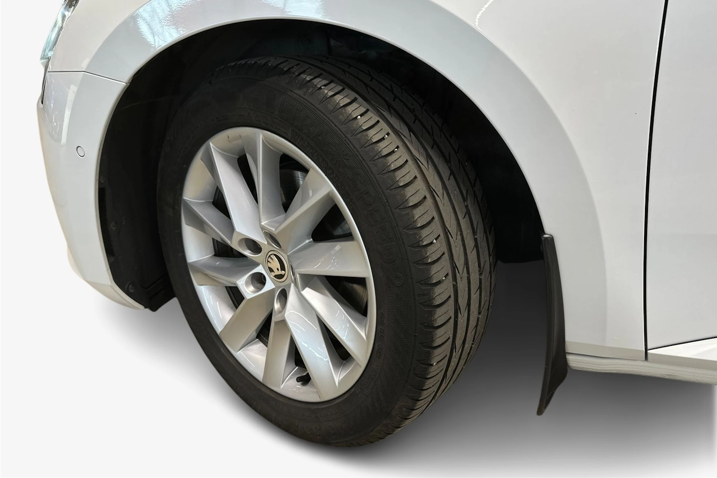 valkoinen Skoda Superb 2020 kuva 12.