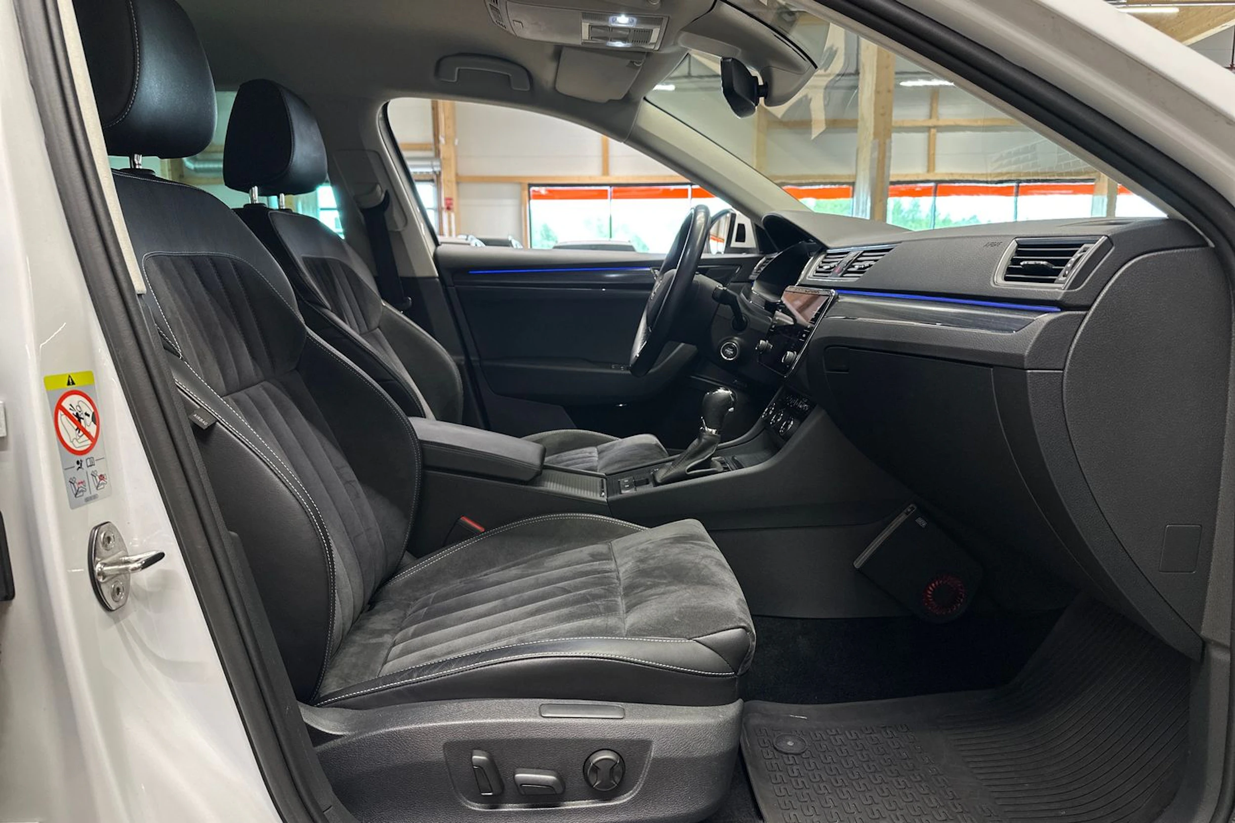 valkoinen Skoda Superb 2020 kuva 15.