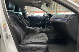 valkoinen Skoda Superb 2020 kuva 15.