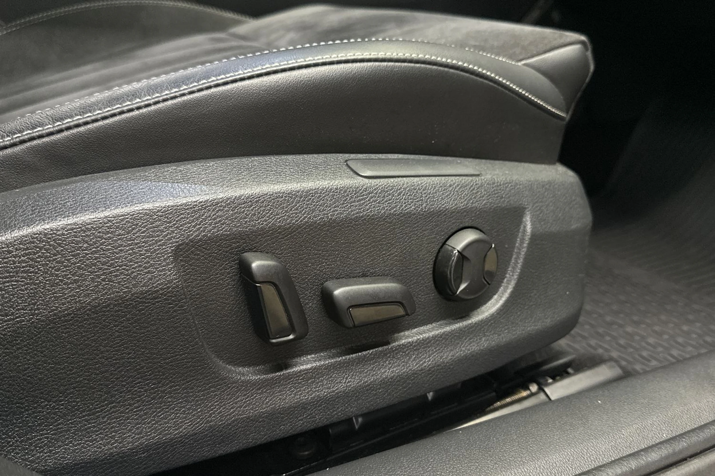 valkoinen Skoda Superb 2020 kuva 16.