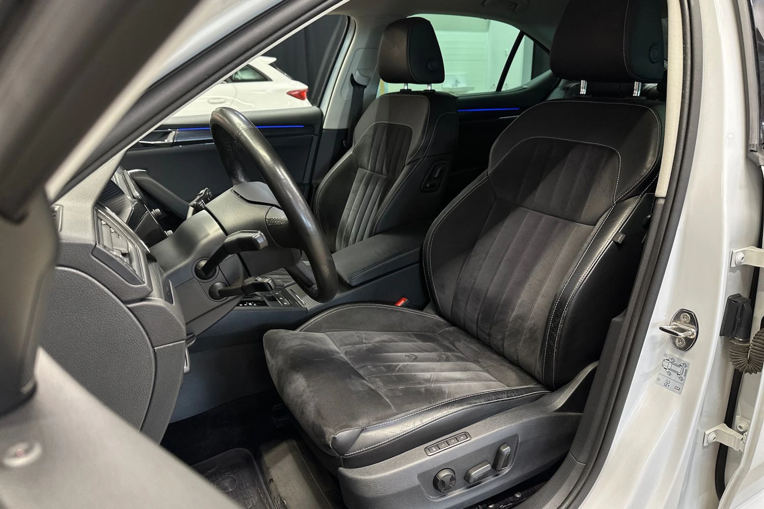 valkoinen Skoda Superb 2020 kuva 19.