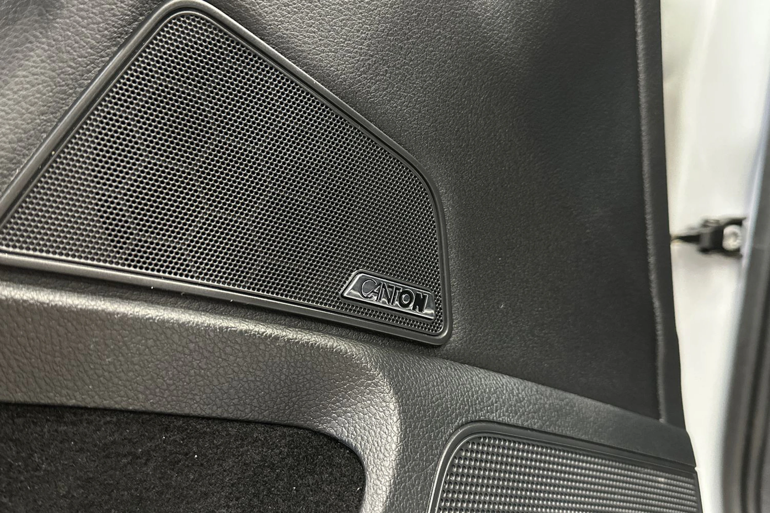 valkoinen Skoda Superb 2020 kuva 21.