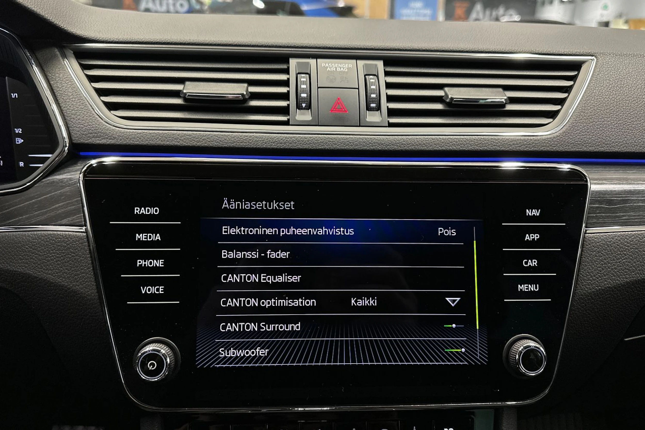valkoinen Skoda Superb 2020 kuva 22.