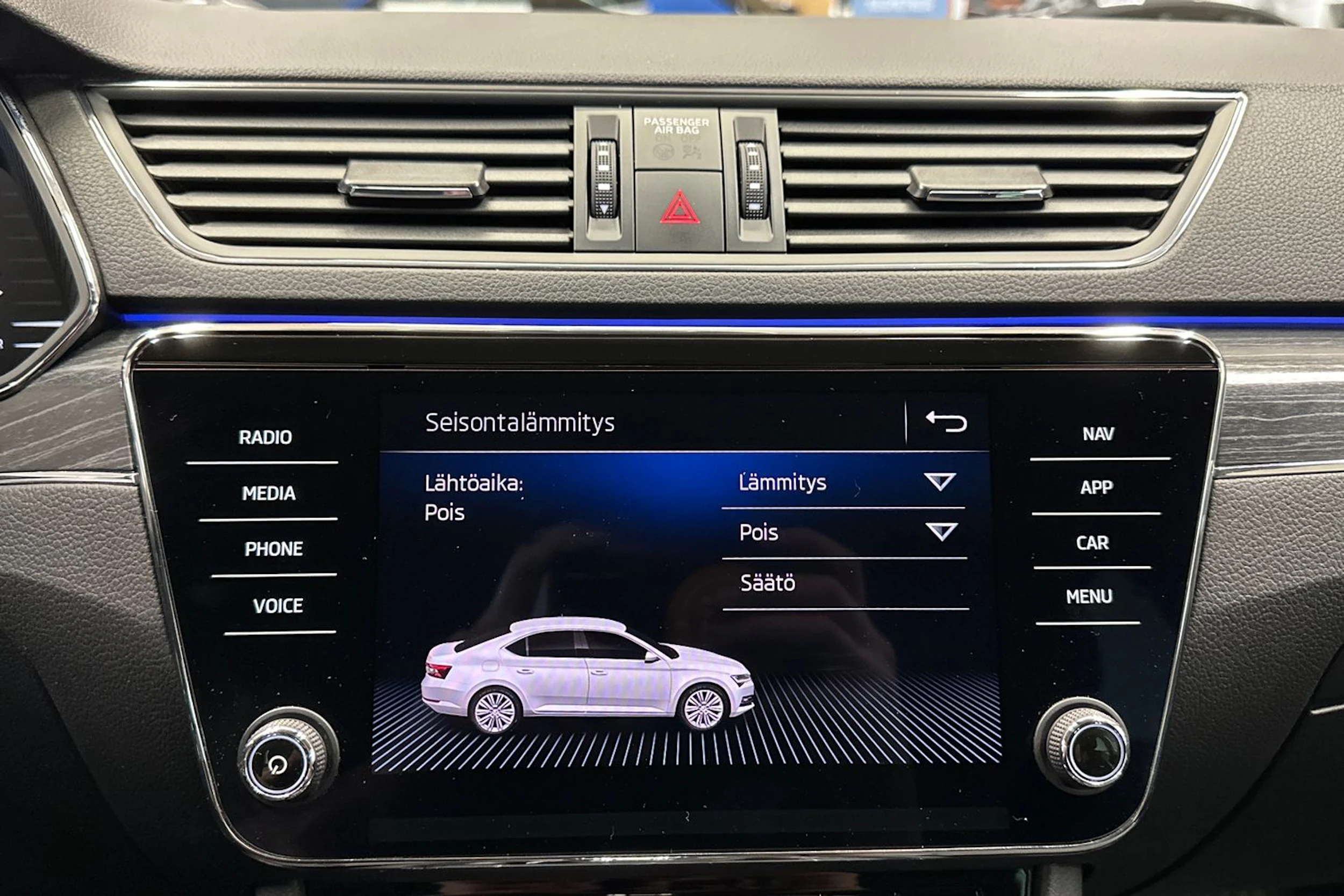 valkoinen Skoda Superb 2020 kuva 24.