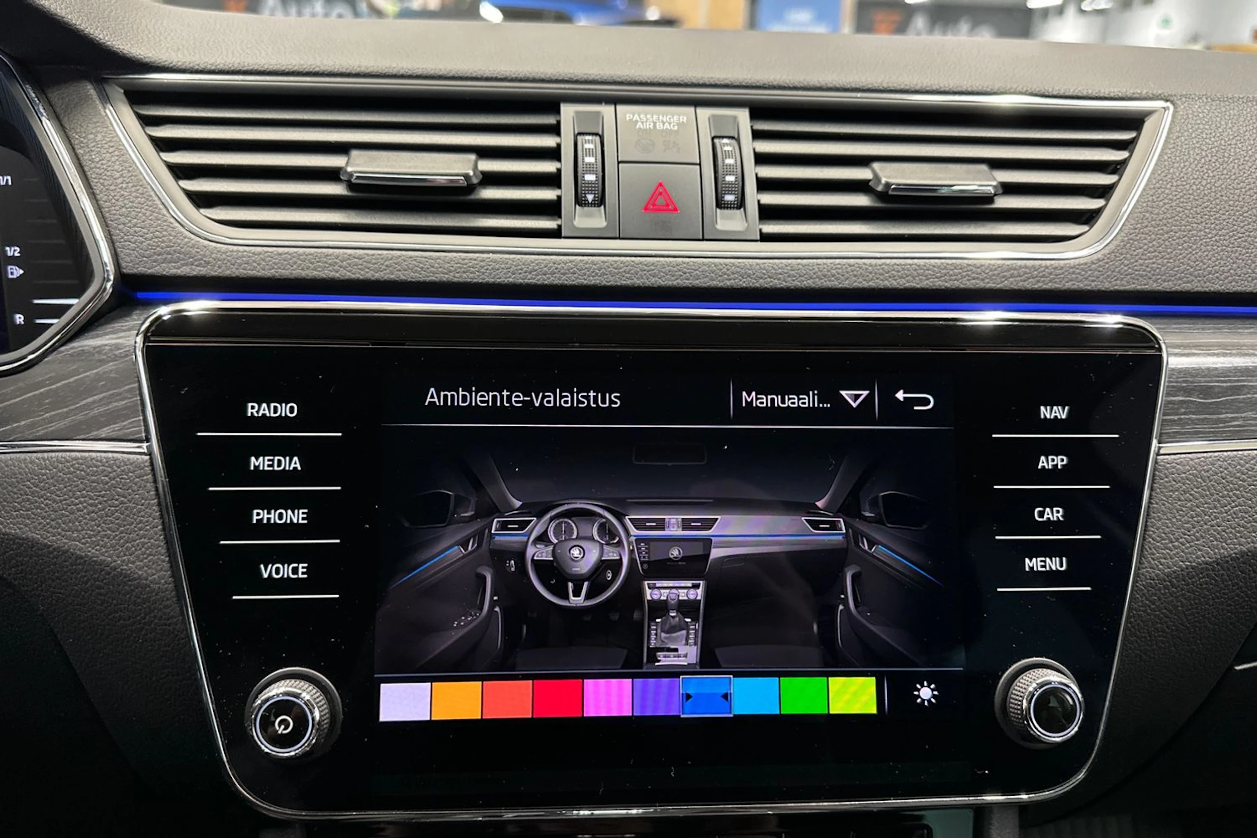 valkoinen Skoda Superb 2020 kuva 25.