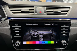 valkoinen Skoda Superb 2020 kuva 25.