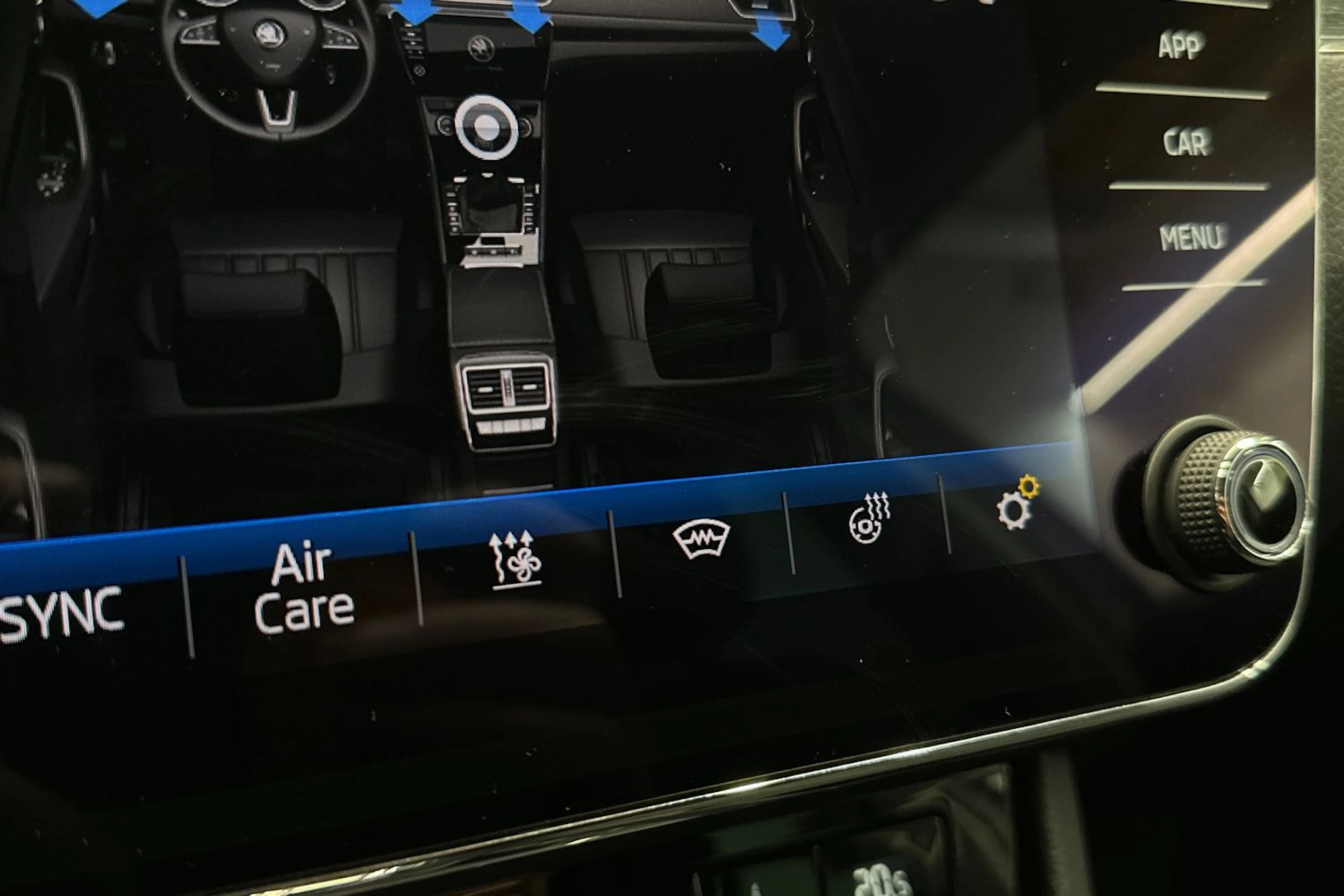 valkoinen Skoda Superb 2020 kuva 27.