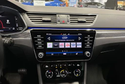 valkoinen Skoda Superb 2020 kuva 28.