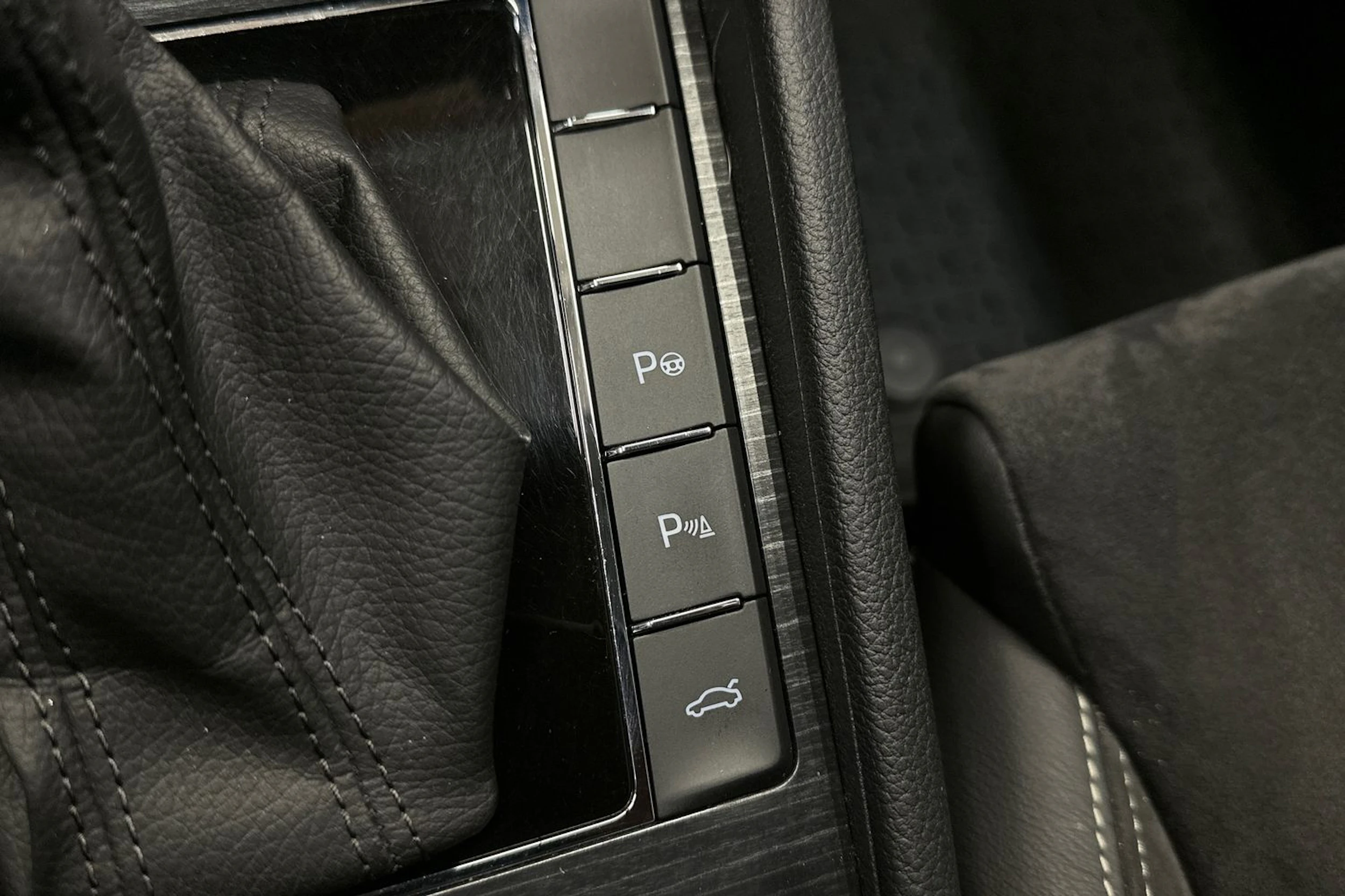 valkoinen Skoda Superb 2020 kuva 30.
