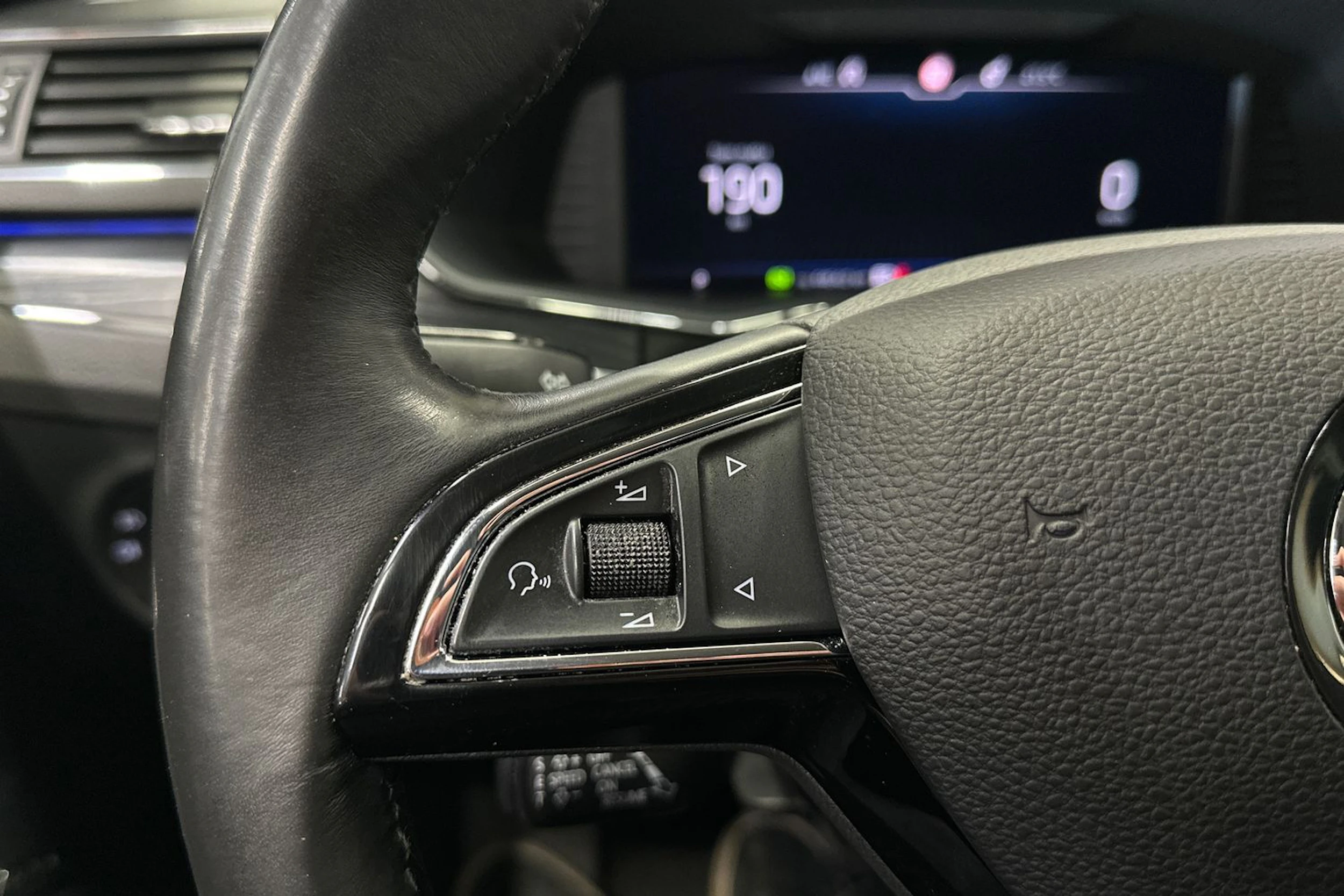 valkoinen Skoda Superb 2020 kuva 35.