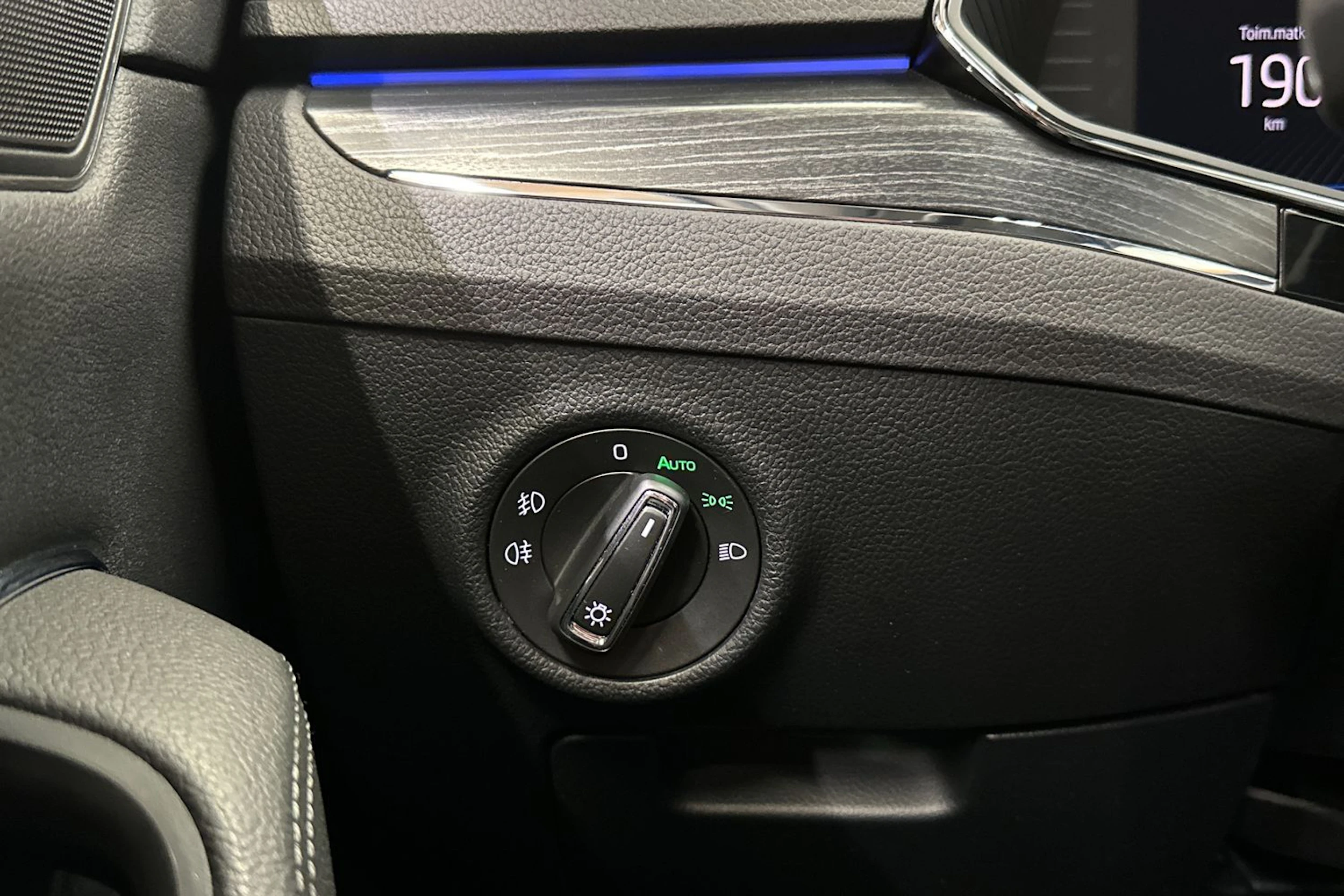 valkoinen Skoda Superb 2020 kuva 37.