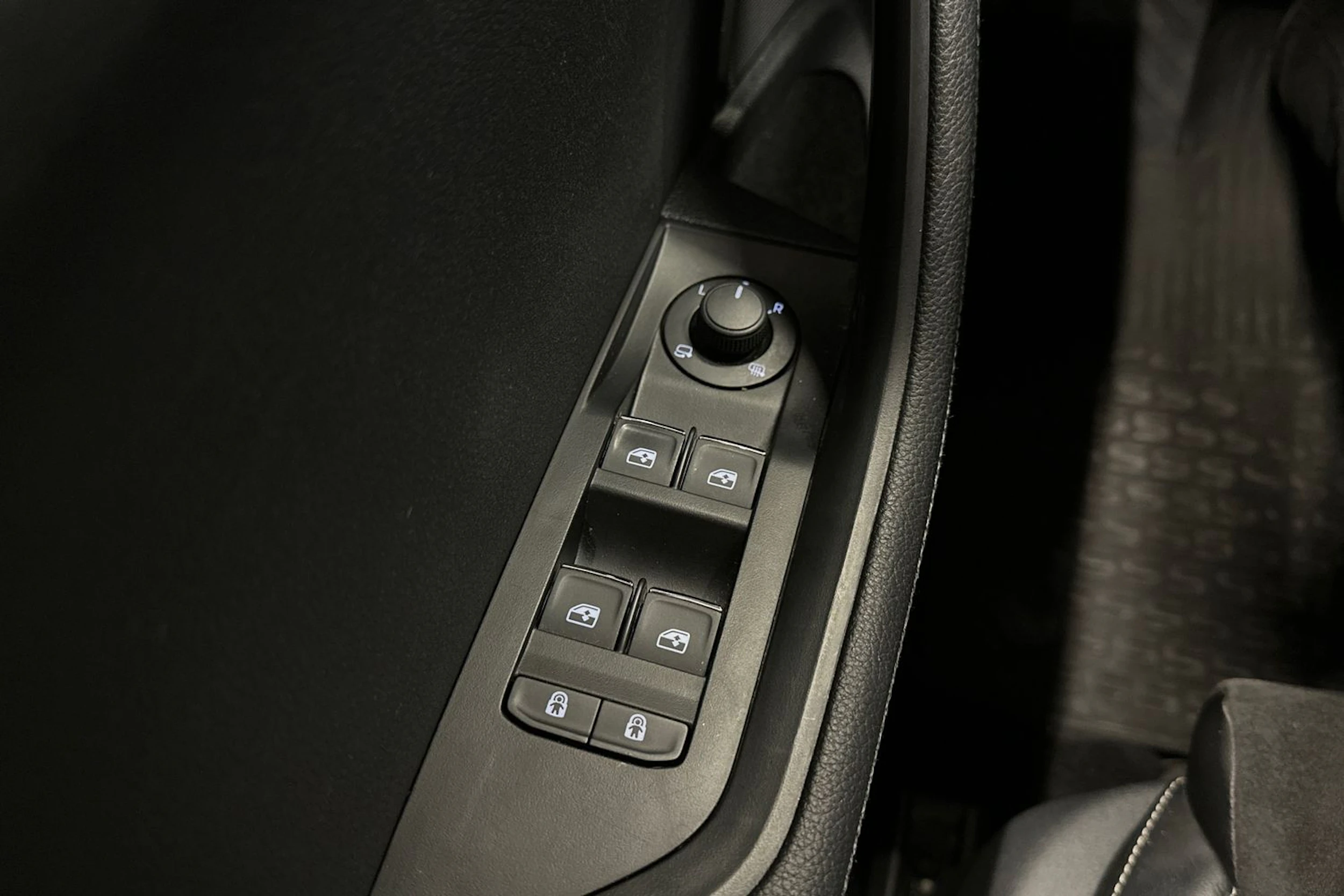 valkoinen Skoda Superb 2020 kuva 38.
