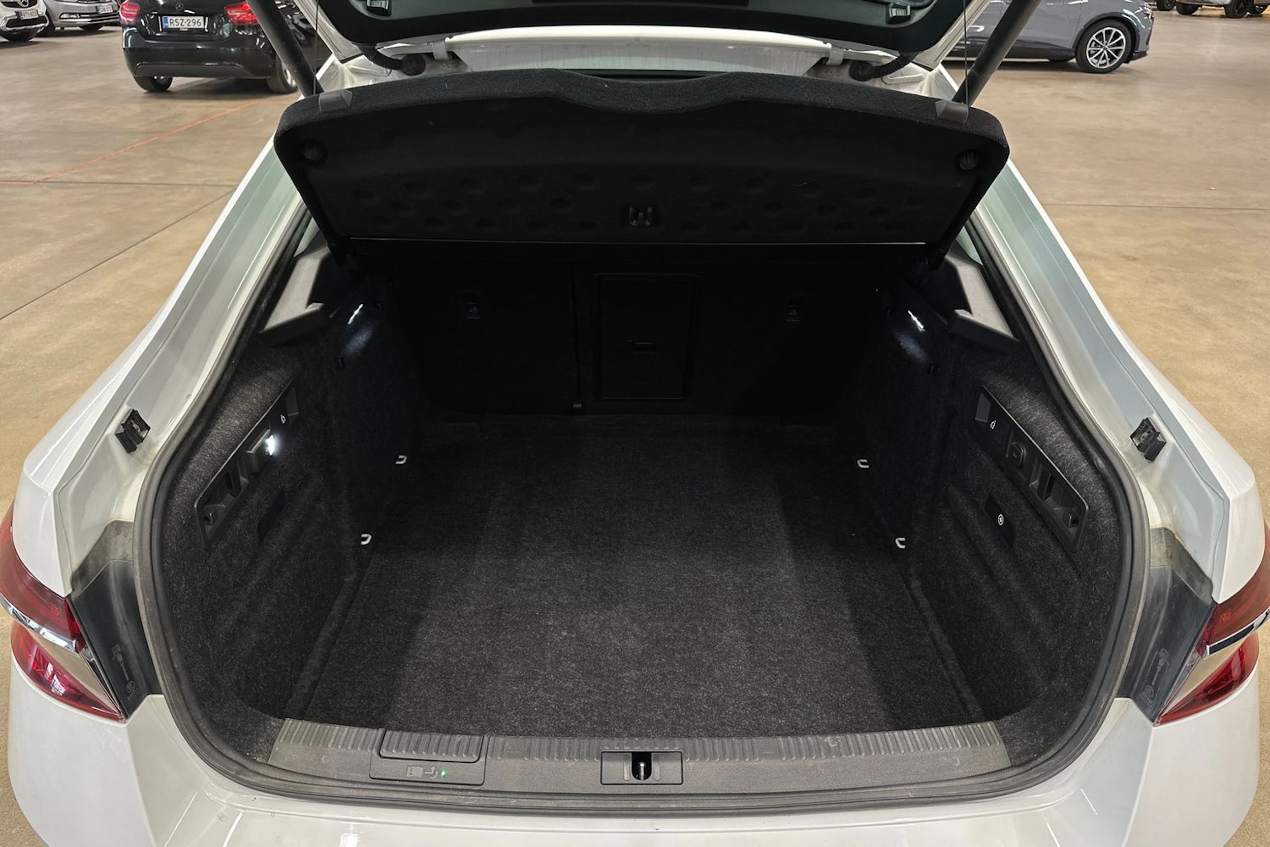 valkoinen Skoda Superb 2020 kuva 39.