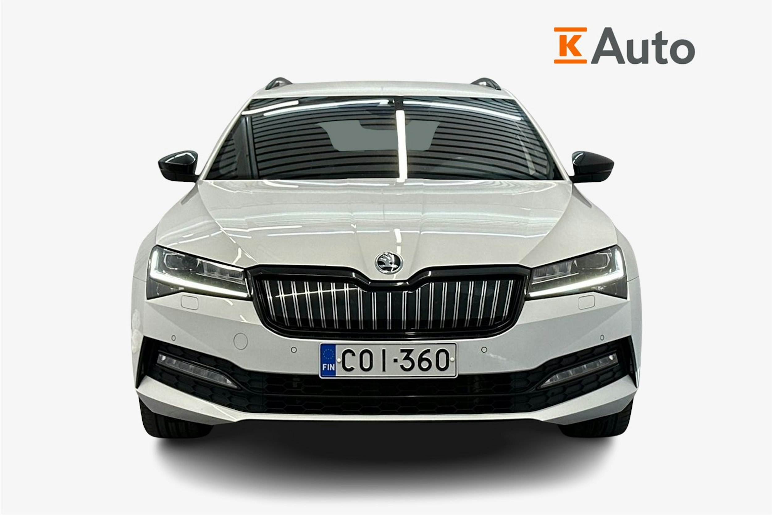Valkoinen Skoda Superb 2020 kuva 5.