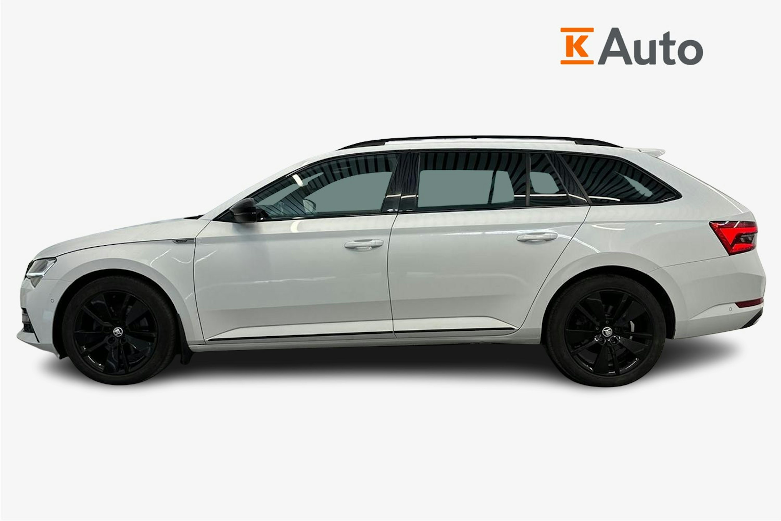 Valkoinen Skoda Superb 2020 kuva 6.