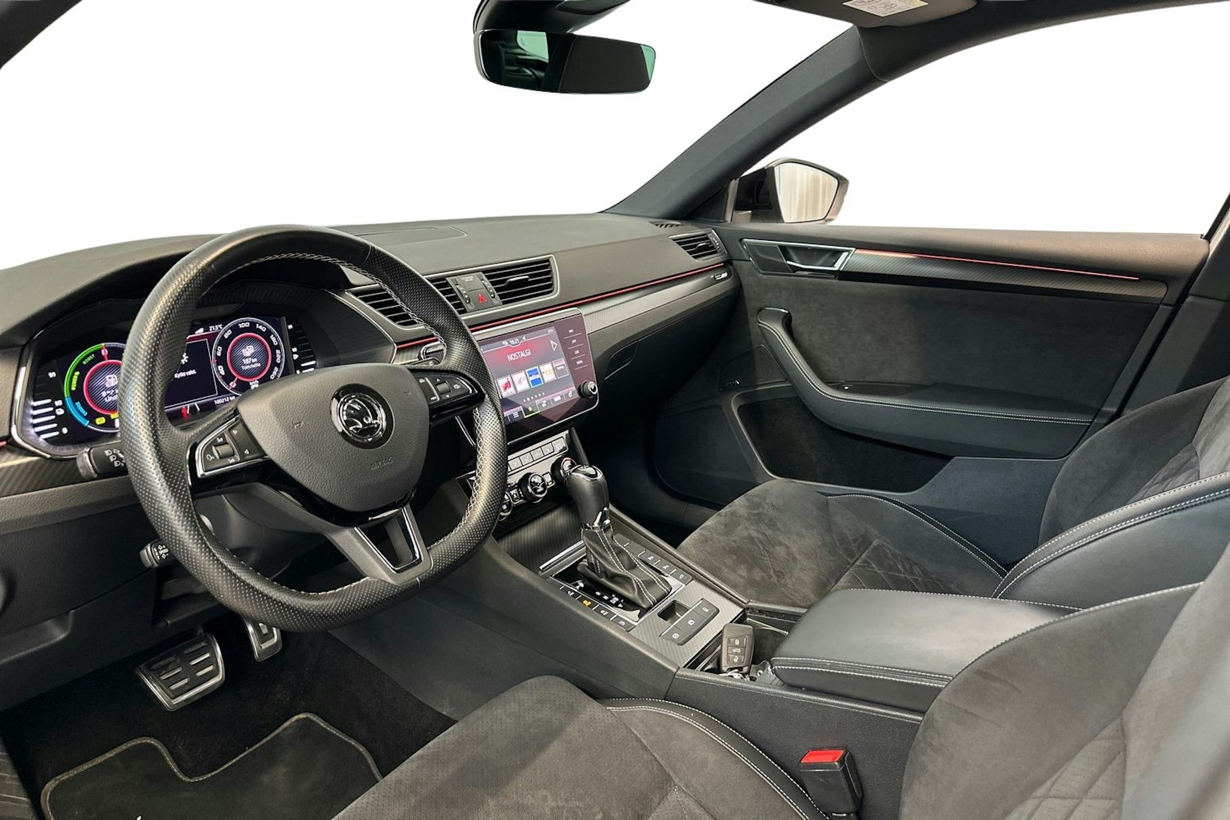 Valkoinen Skoda Superb 2020 kuva 7.