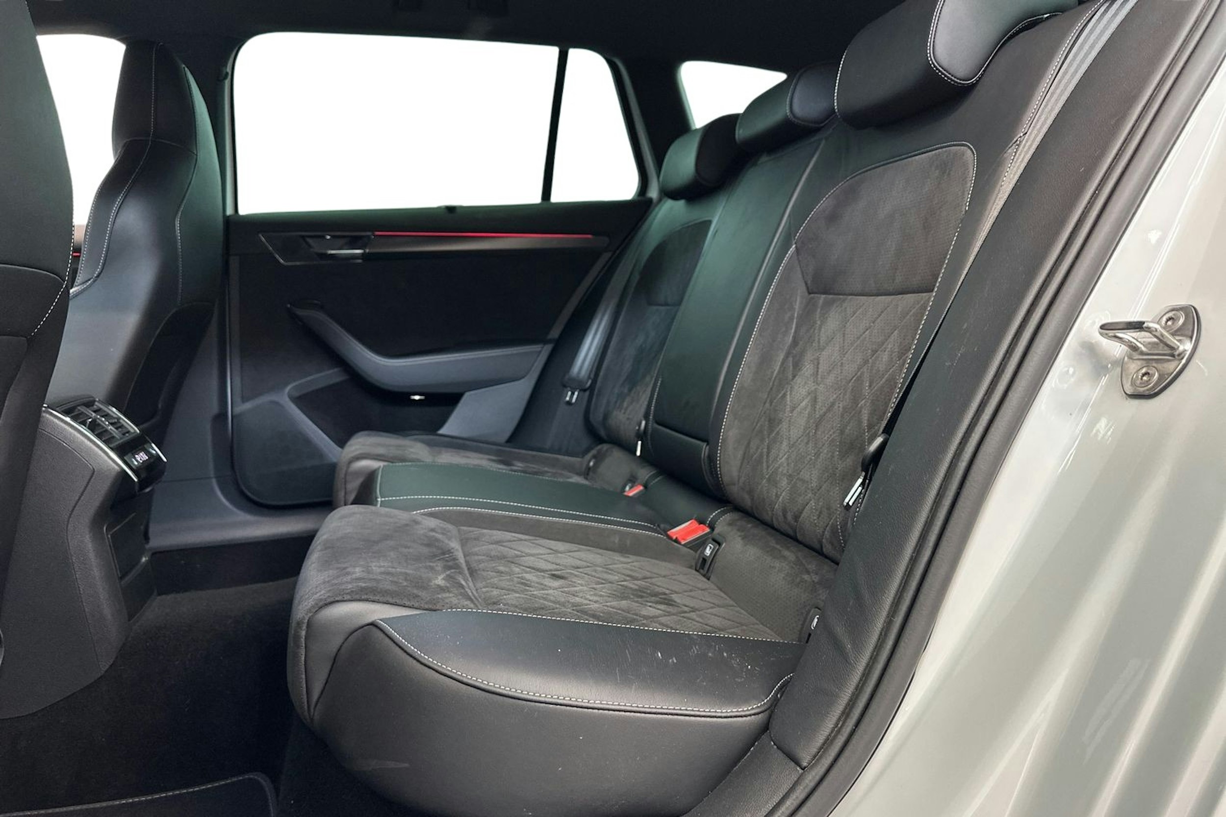 Valkoinen Skoda Superb 2020 kuva 10.