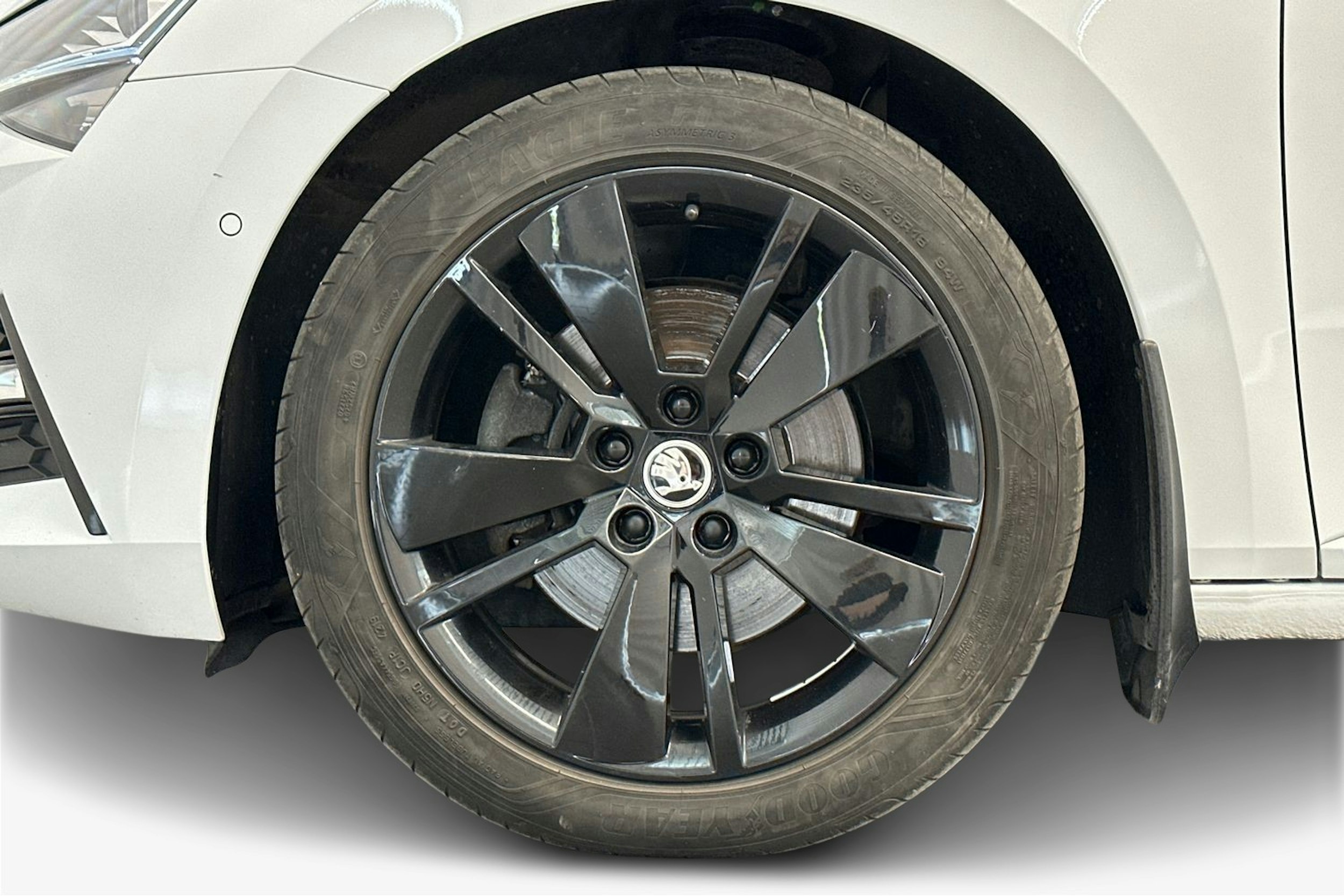 Valkoinen Skoda Superb 2020 kuva 11.