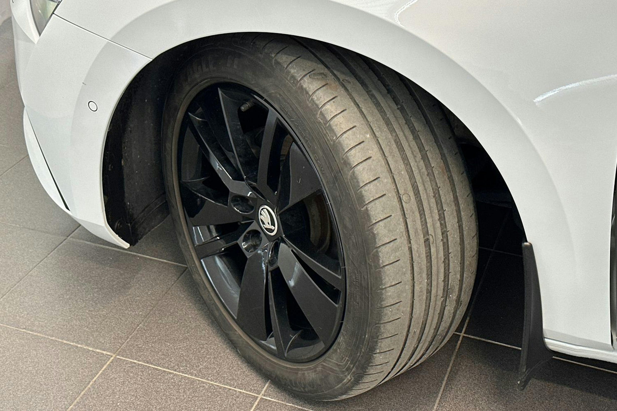 Valkoinen Skoda Superb 2020 kuva 13.