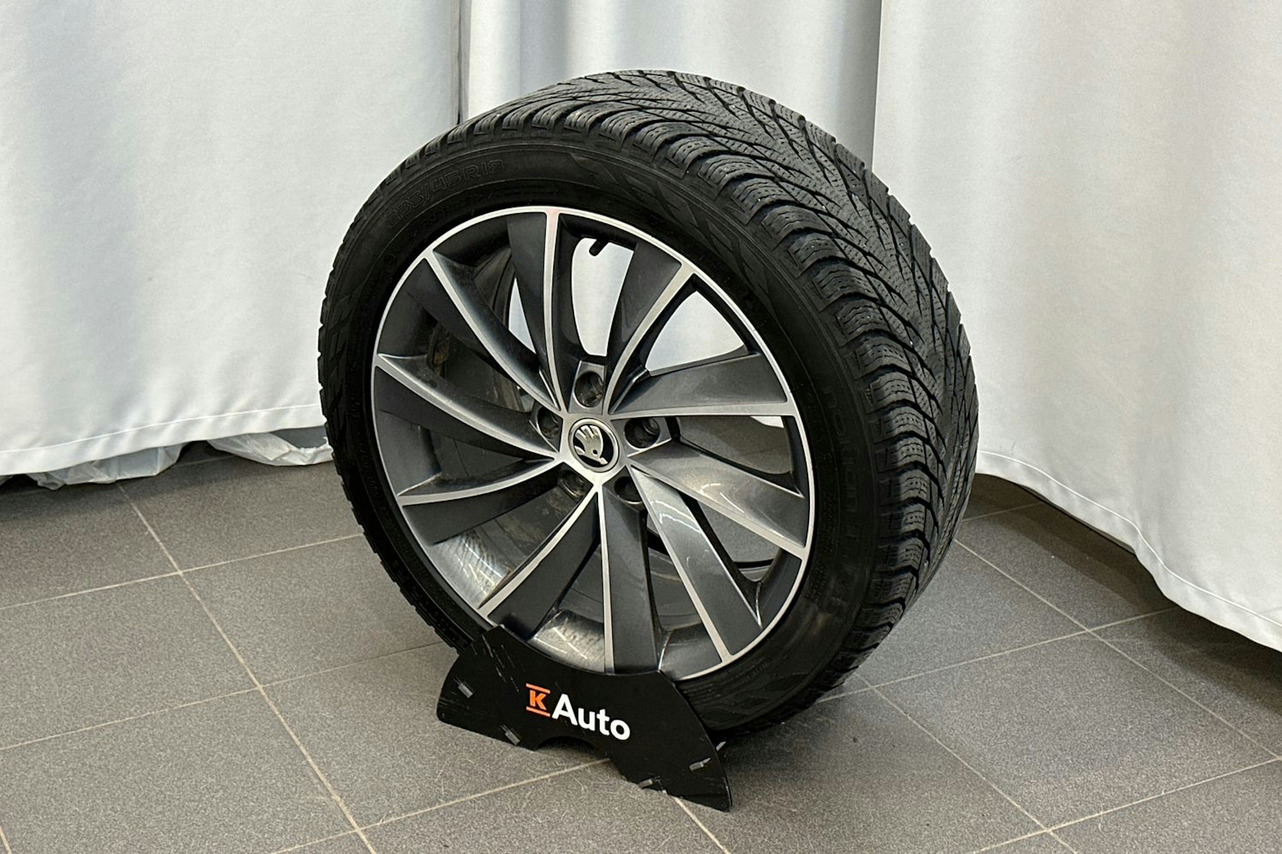 Valkoinen Skoda Superb 2020 kuva 14.