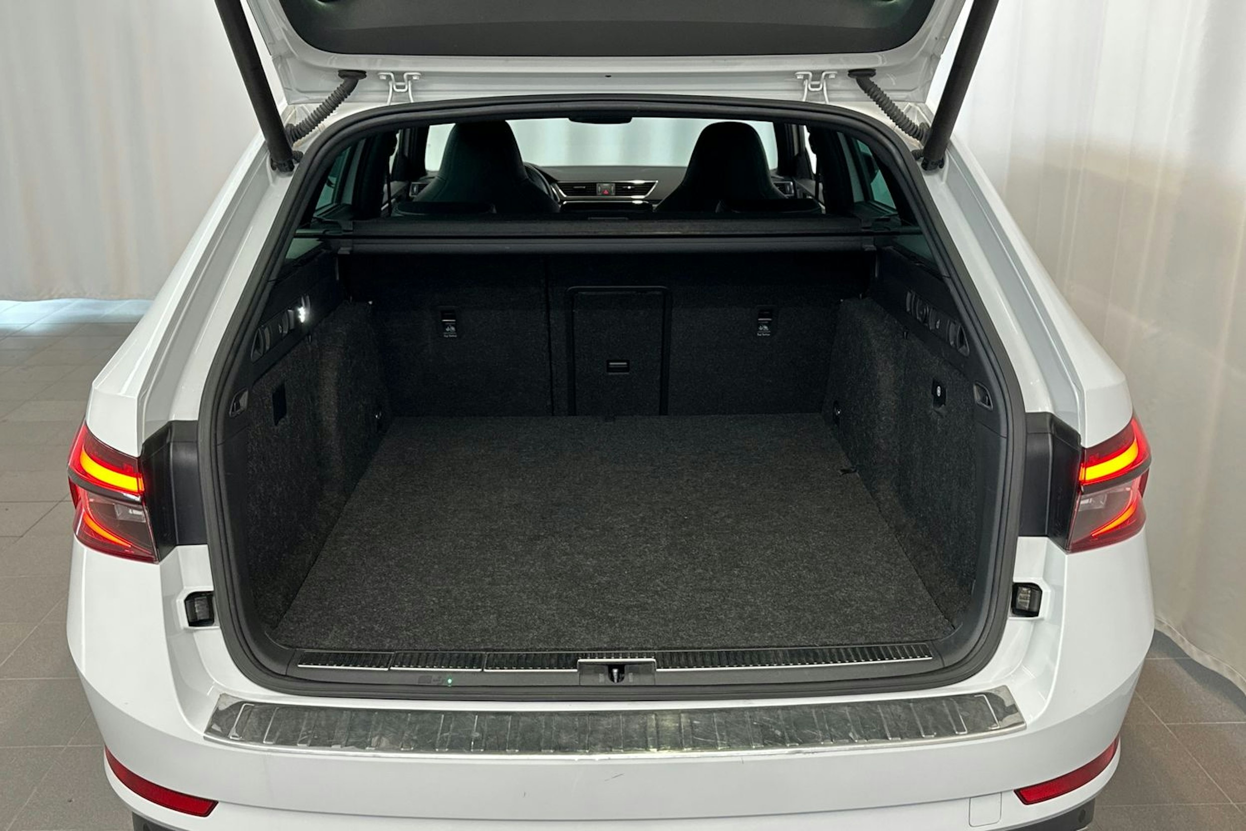 Valkoinen Skoda Superb 2020 kuva 15.