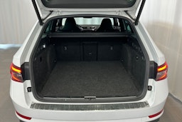 Valkoinen Skoda Superb 2020 kuva 15.