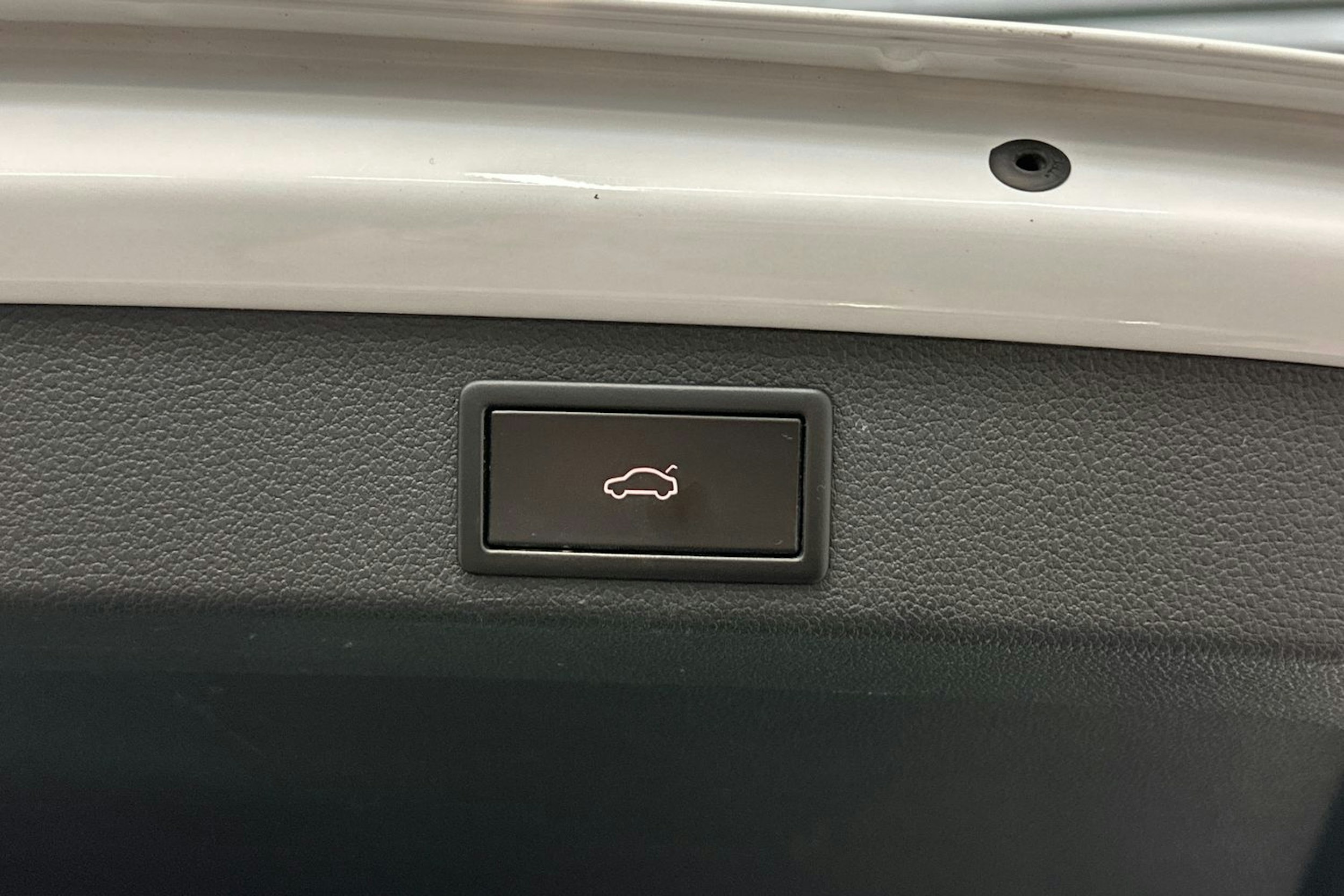 Valkoinen Skoda Superb 2020 kuva 16.