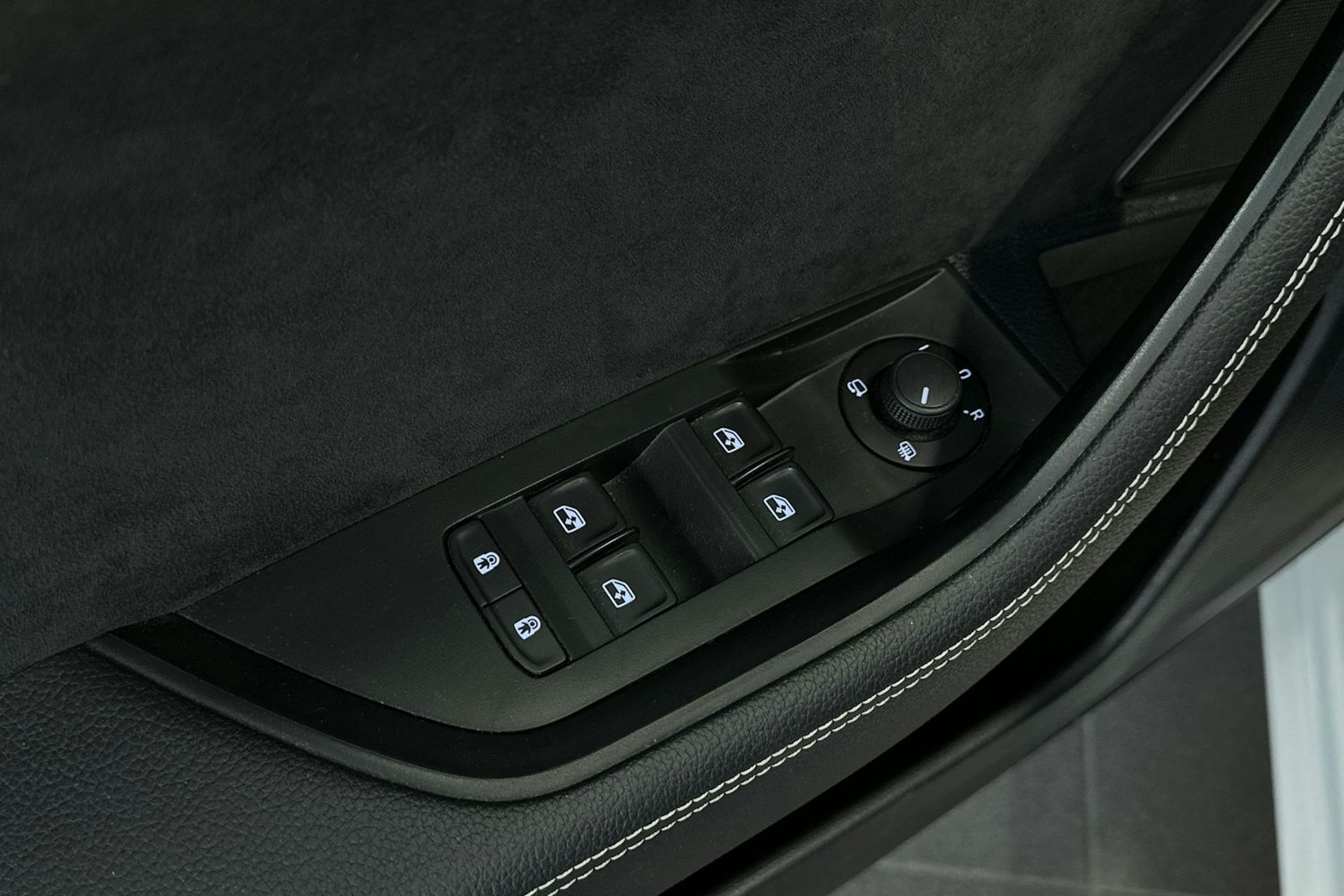 Valkoinen Skoda Superb 2020 kuva 17.