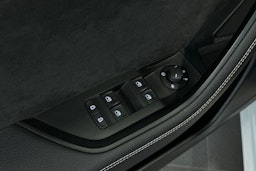 Valkoinen Skoda Superb 2020 kuva 17.