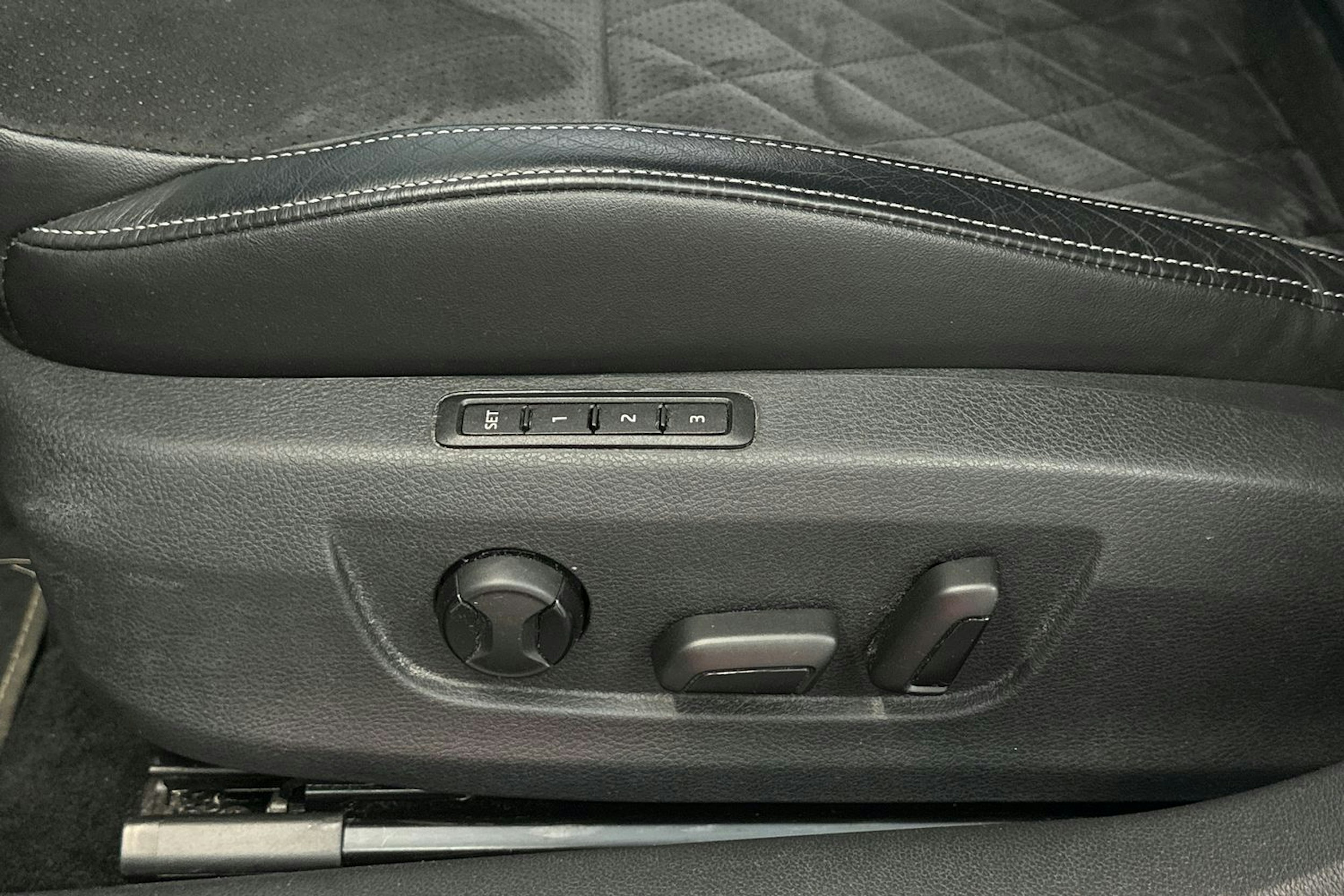 Valkoinen Skoda Superb 2020 kuva 18.
