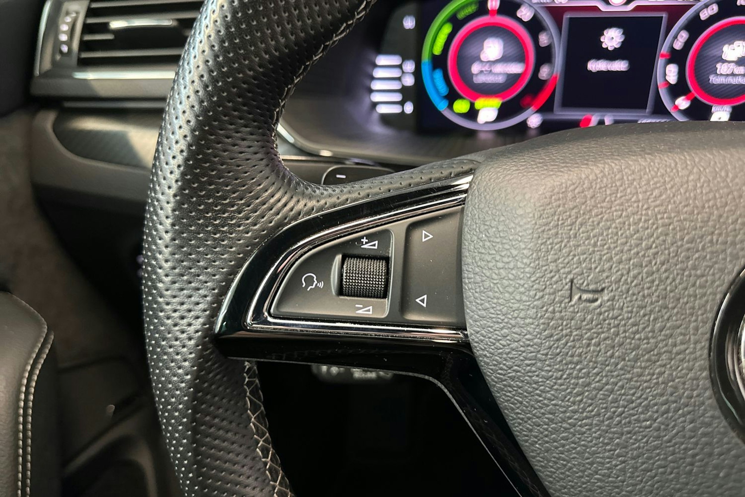 Valkoinen Skoda Superb 2020 kuva 20.