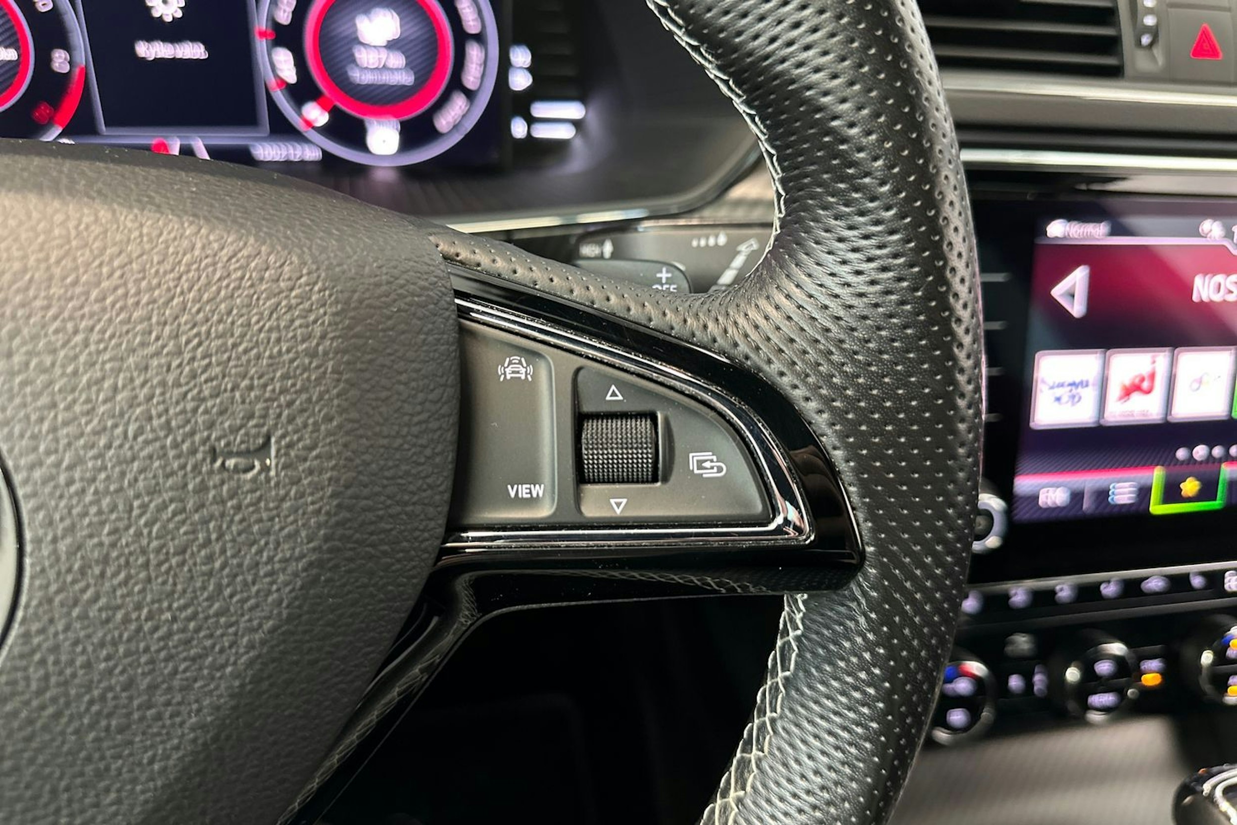 Valkoinen Skoda Superb 2020 kuva 21.