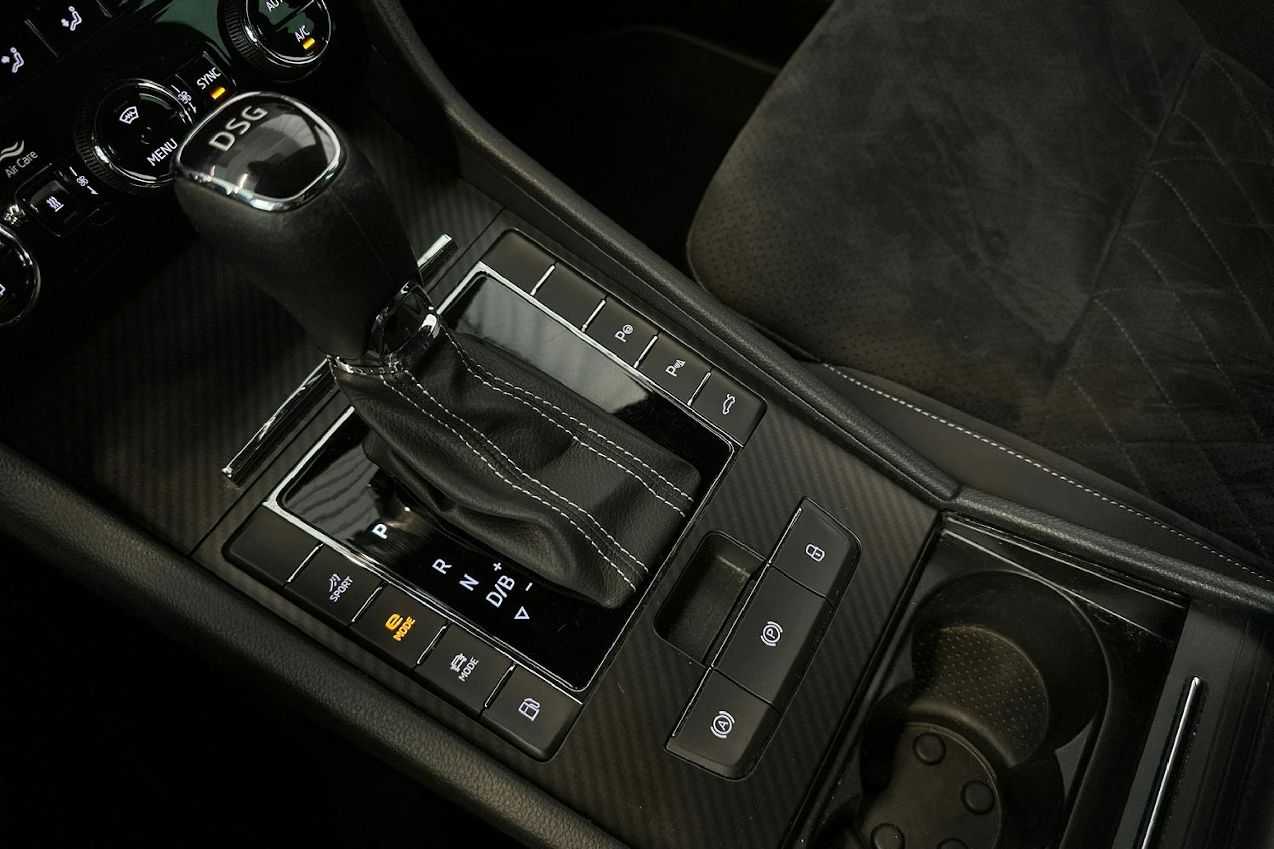 Valkoinen Skoda Superb 2020 kuva 24.
