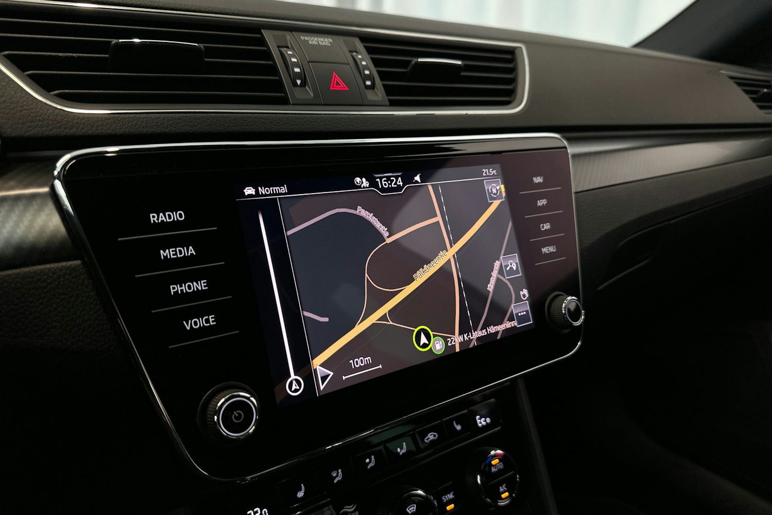 Valkoinen Skoda Superb 2020 kuva 25.