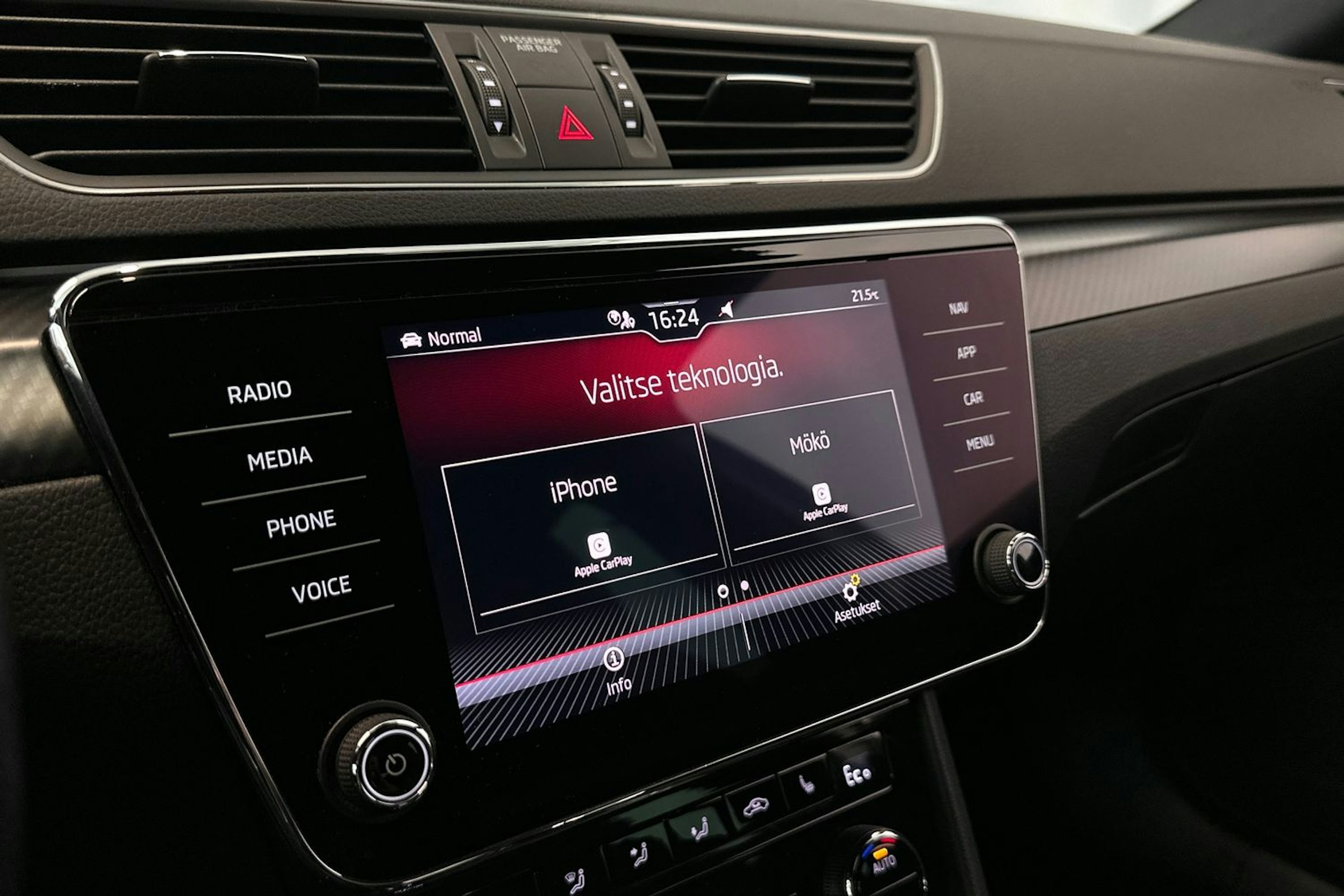 Valkoinen Skoda Superb 2020 kuva 26.